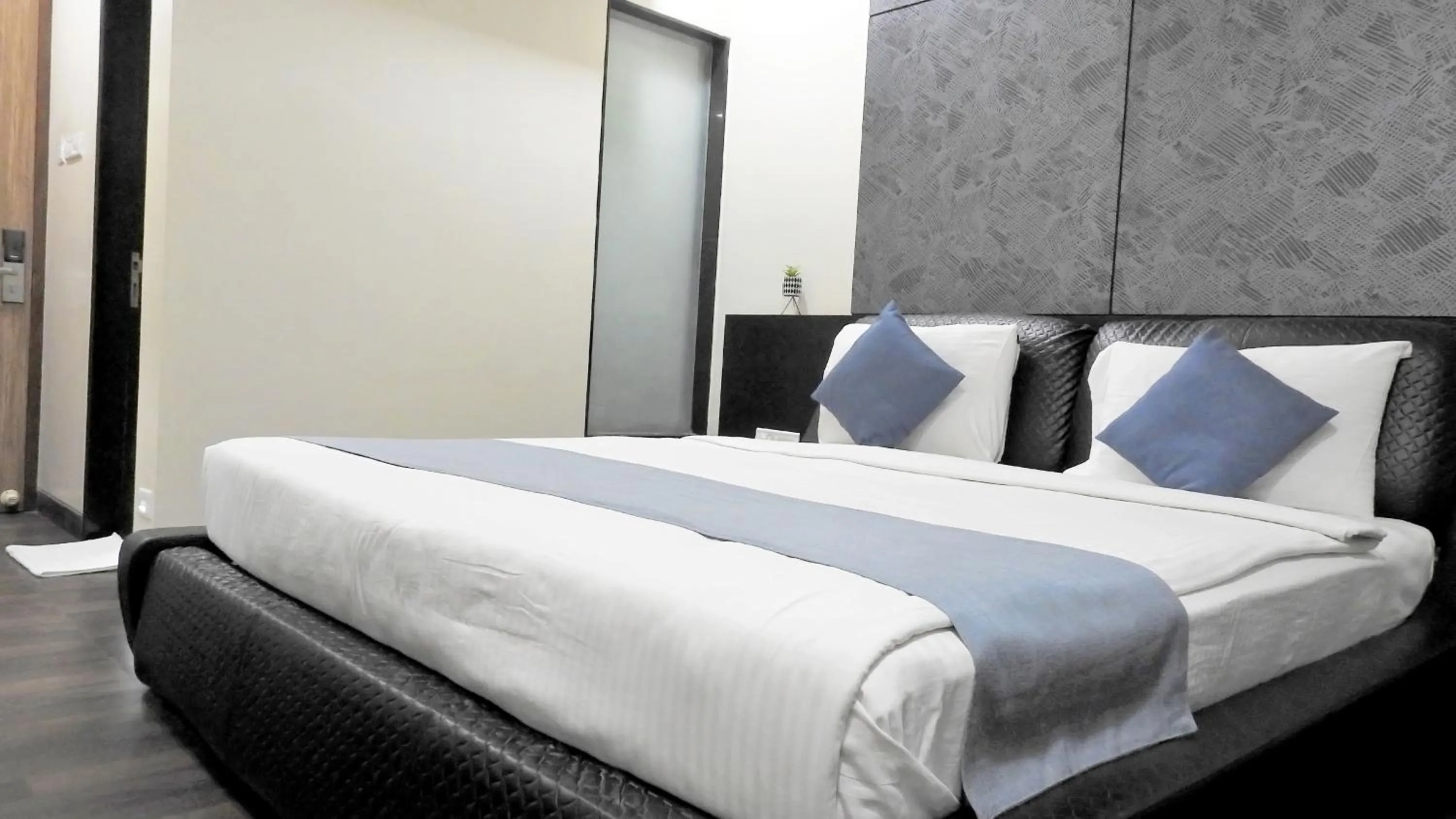 Bed in Hotel Sai Miracle