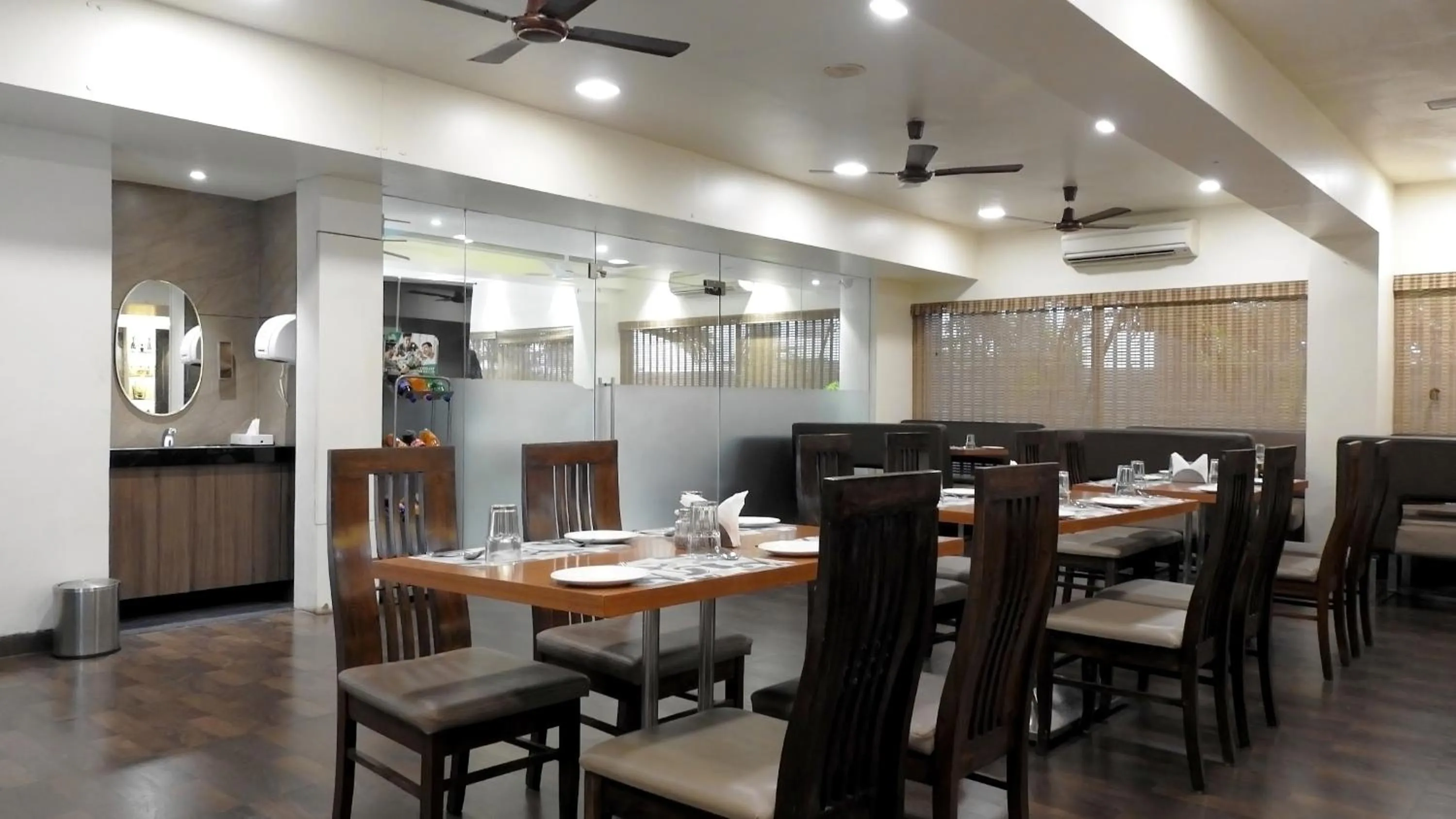 Restaurant/places to eat in Hotel Sai Miracle