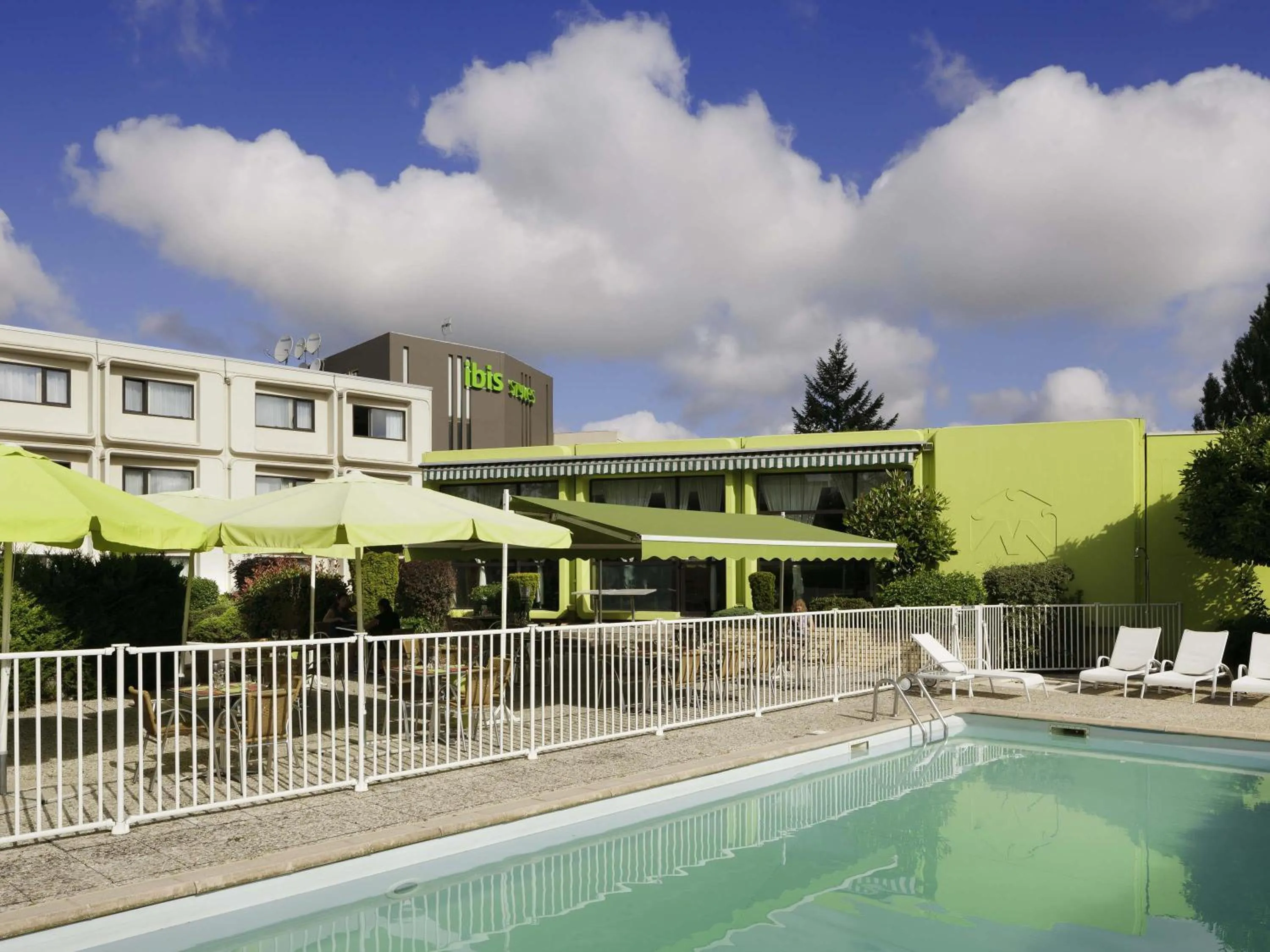 Pool view in ibis Styles Chalon sur Saône