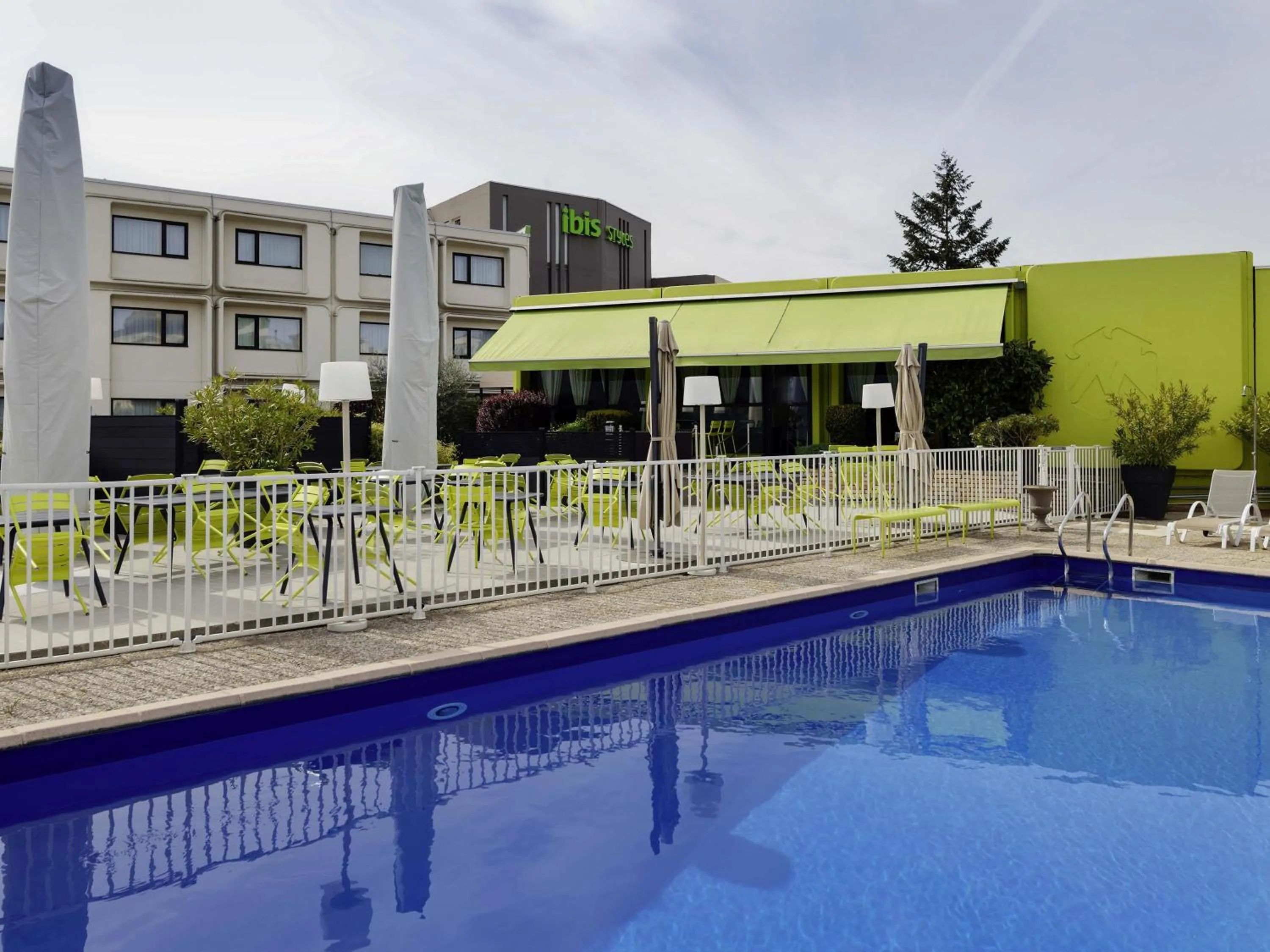 Pool view in ibis Styles Chalon sur Saône