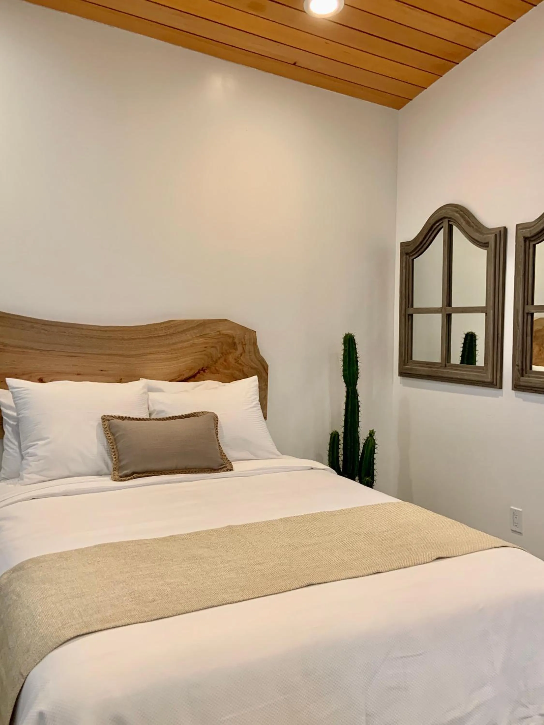 Bed in Anchor Inn Pacifica