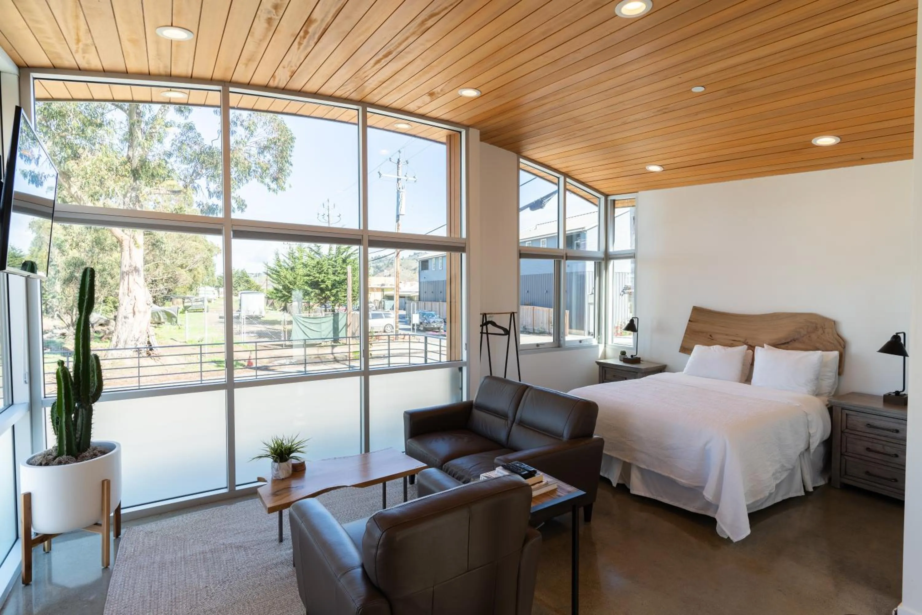 Bed in Anchor Inn Pacifica