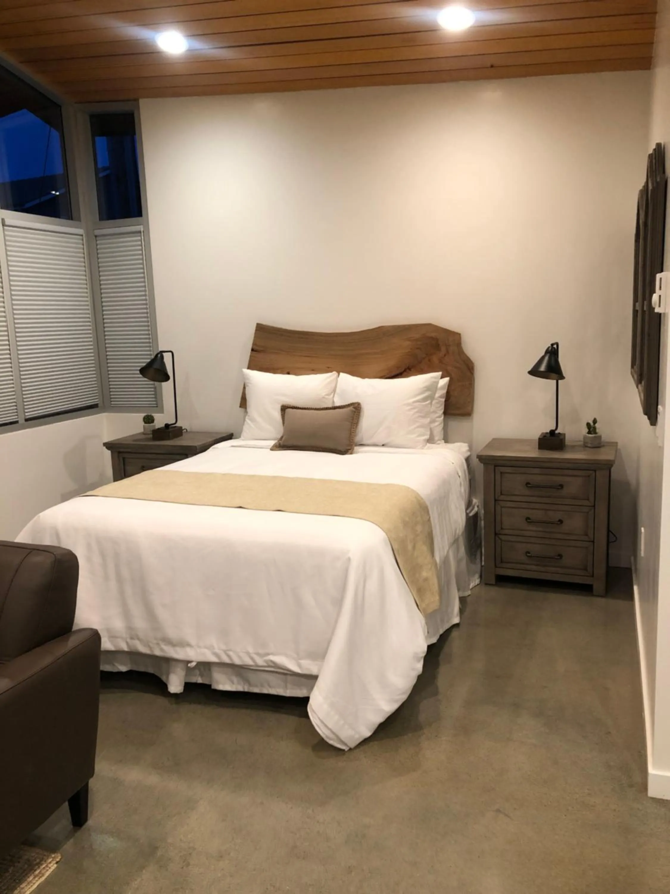 Bed in Anchor Inn Pacifica