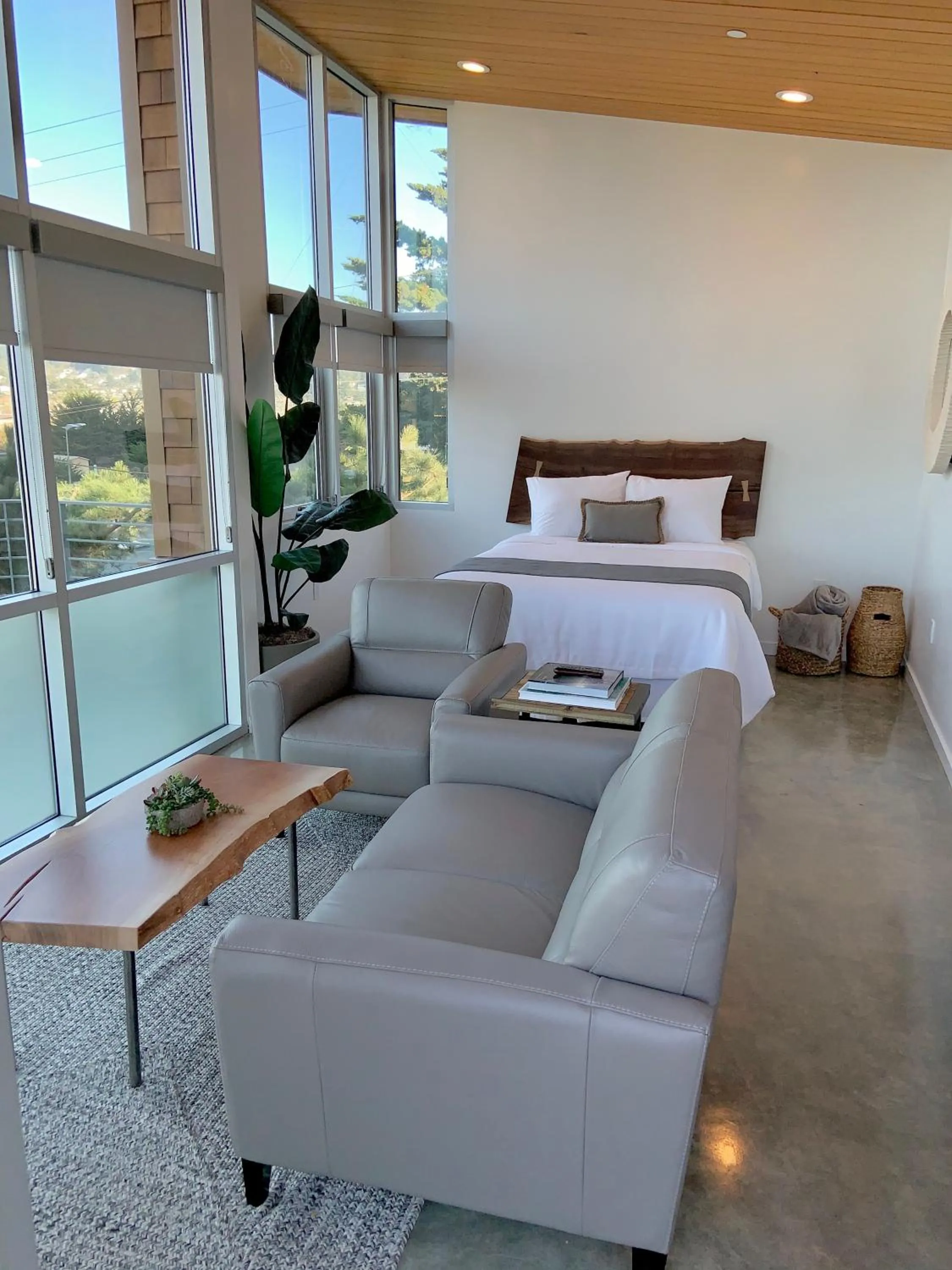 Bed in Anchor Inn Pacifica