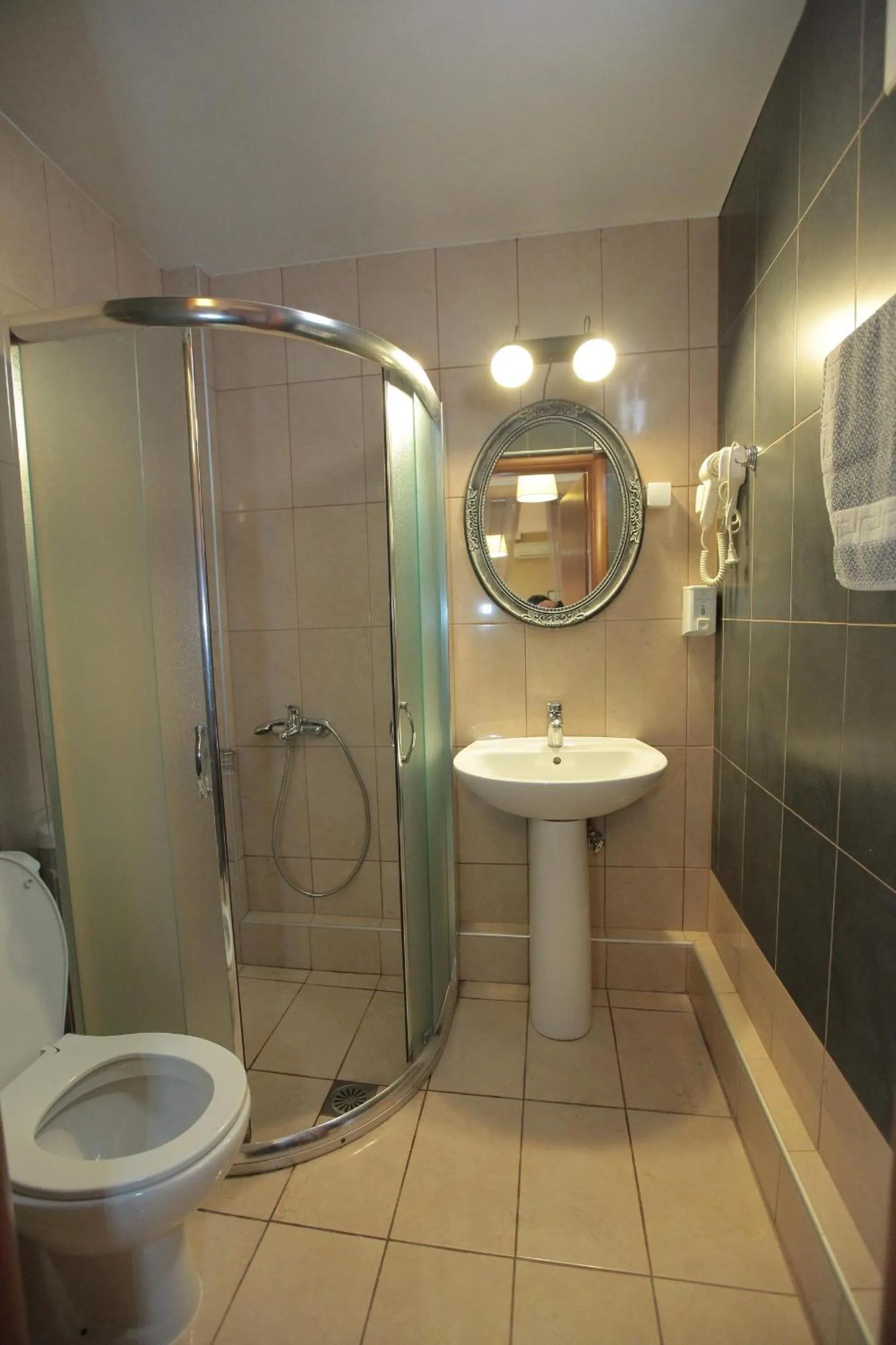 Shower in Hotel Epavli