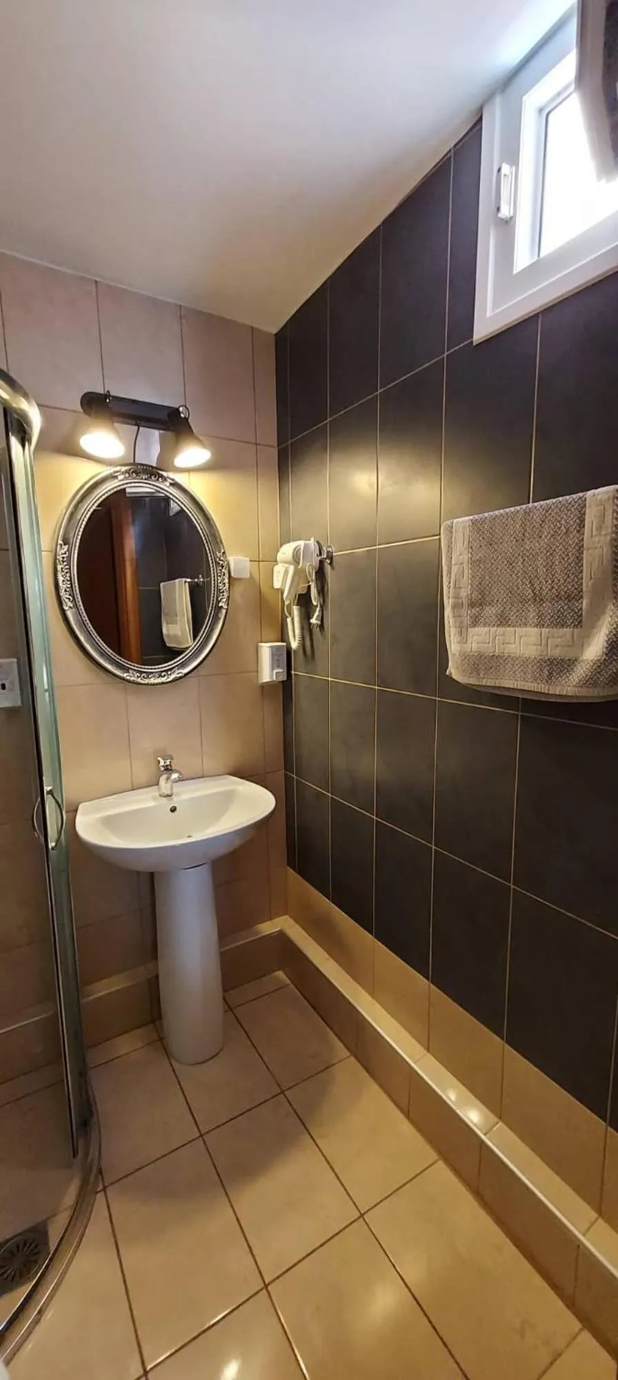 Shower in Hotel Epavli