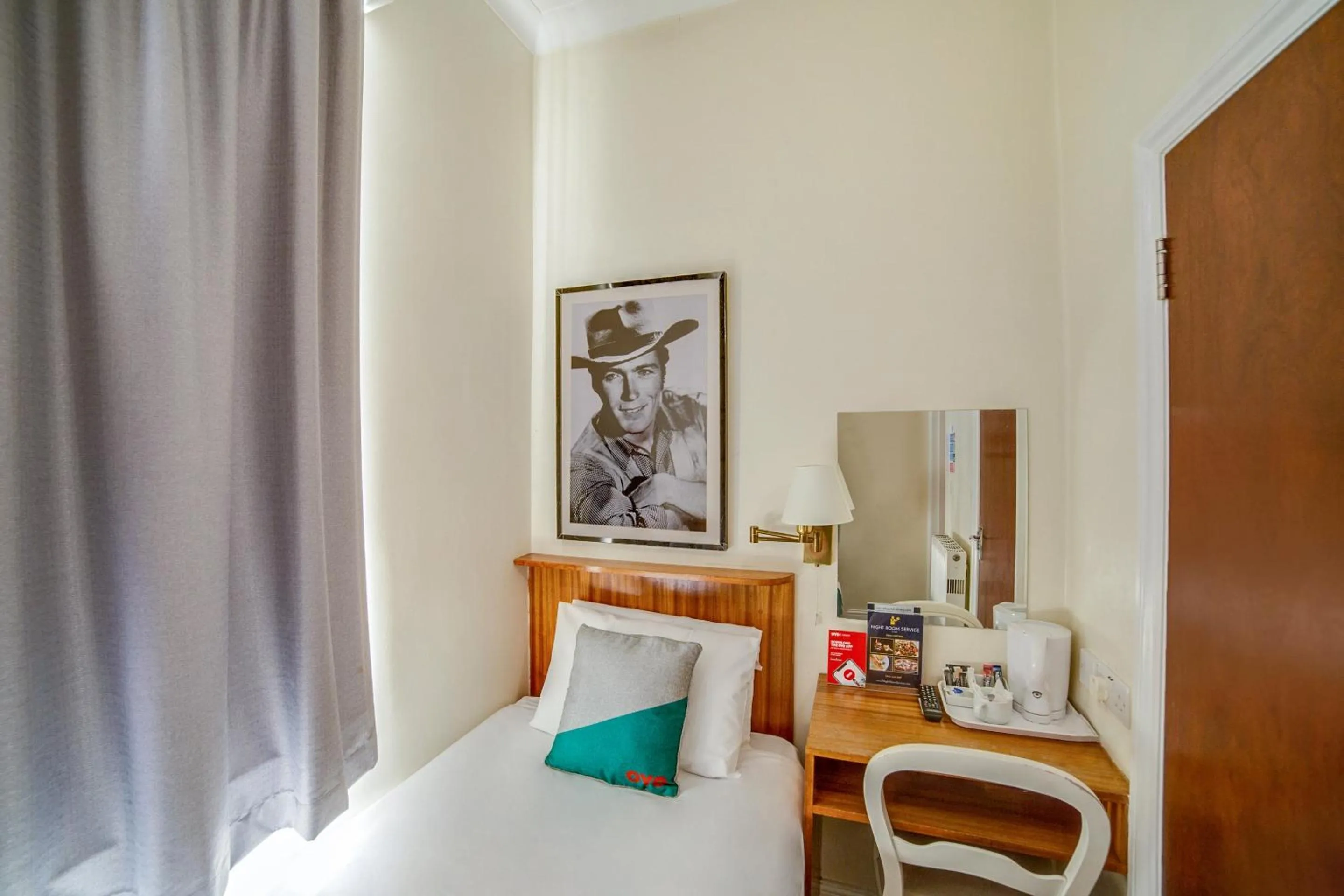 Bedroom, Bed in St George's Hotel