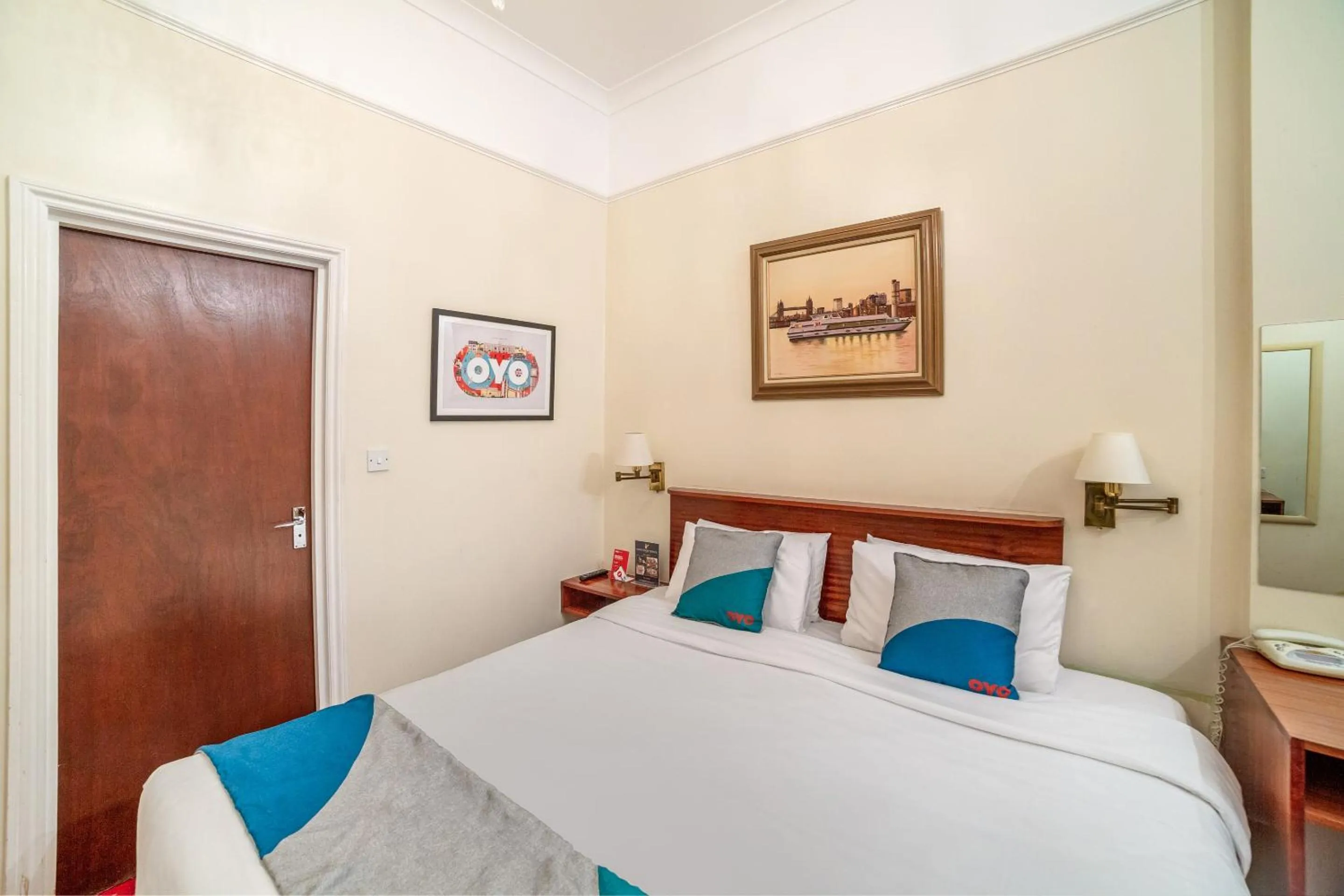 Bedroom, Bed in St George's Hotel