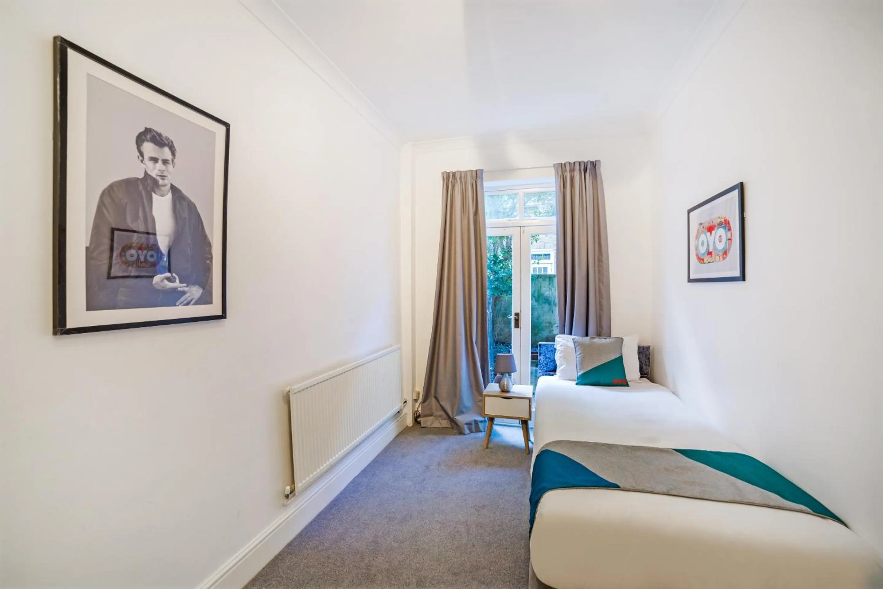 Bedroom, Bed in St George's Hotel