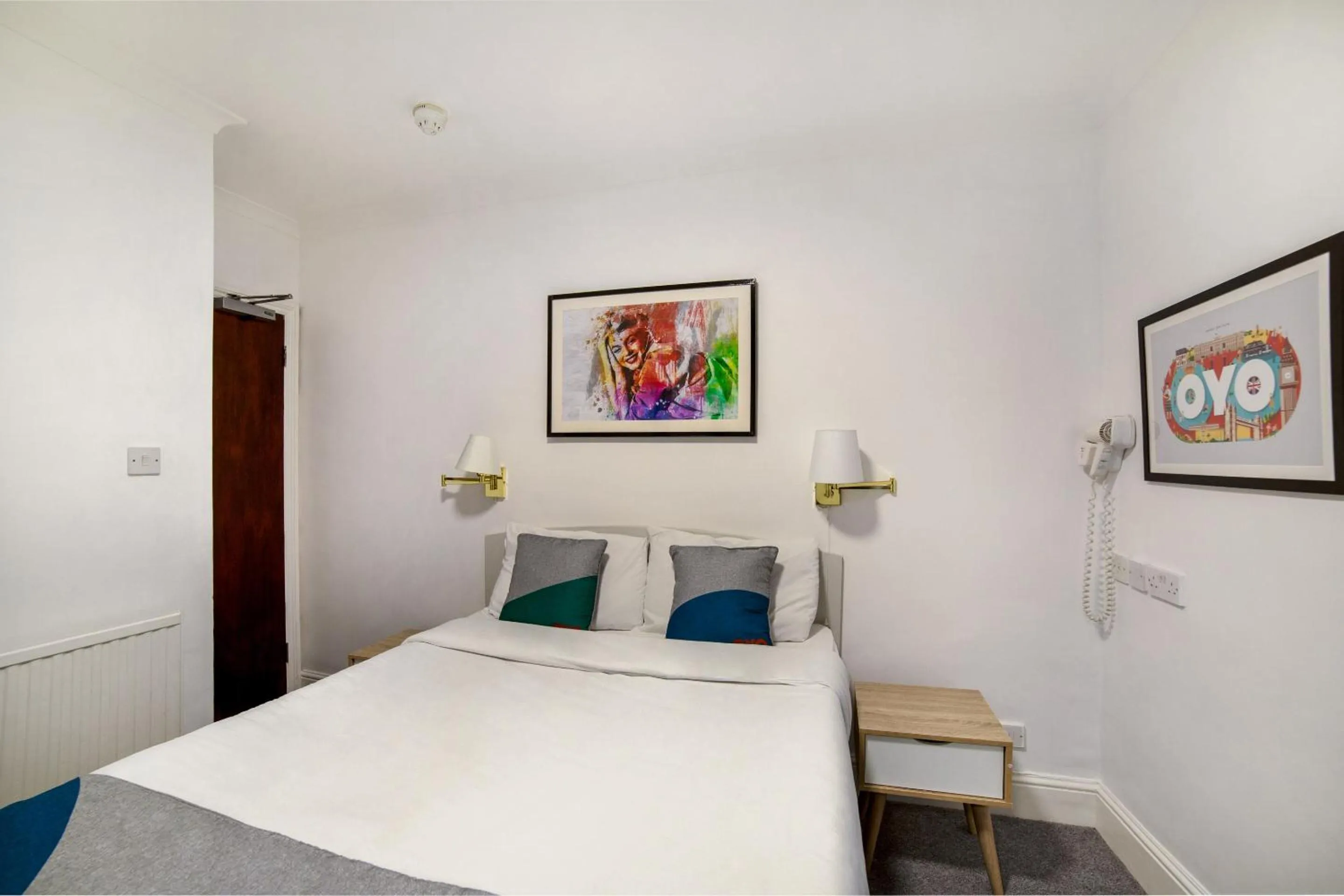 Bedroom, Bed in St George's Hotel