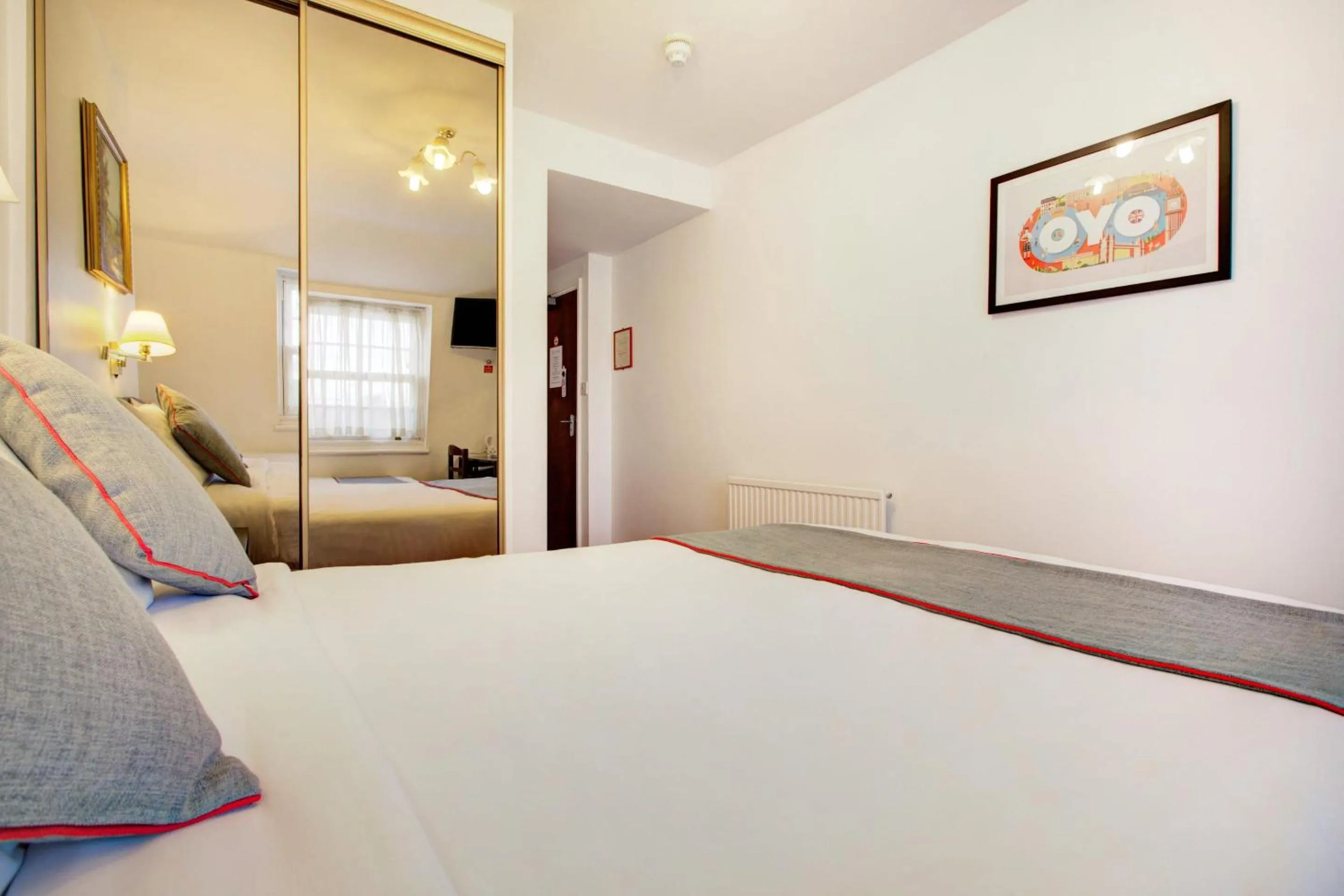 Bedroom, Bed in St George's Hotel