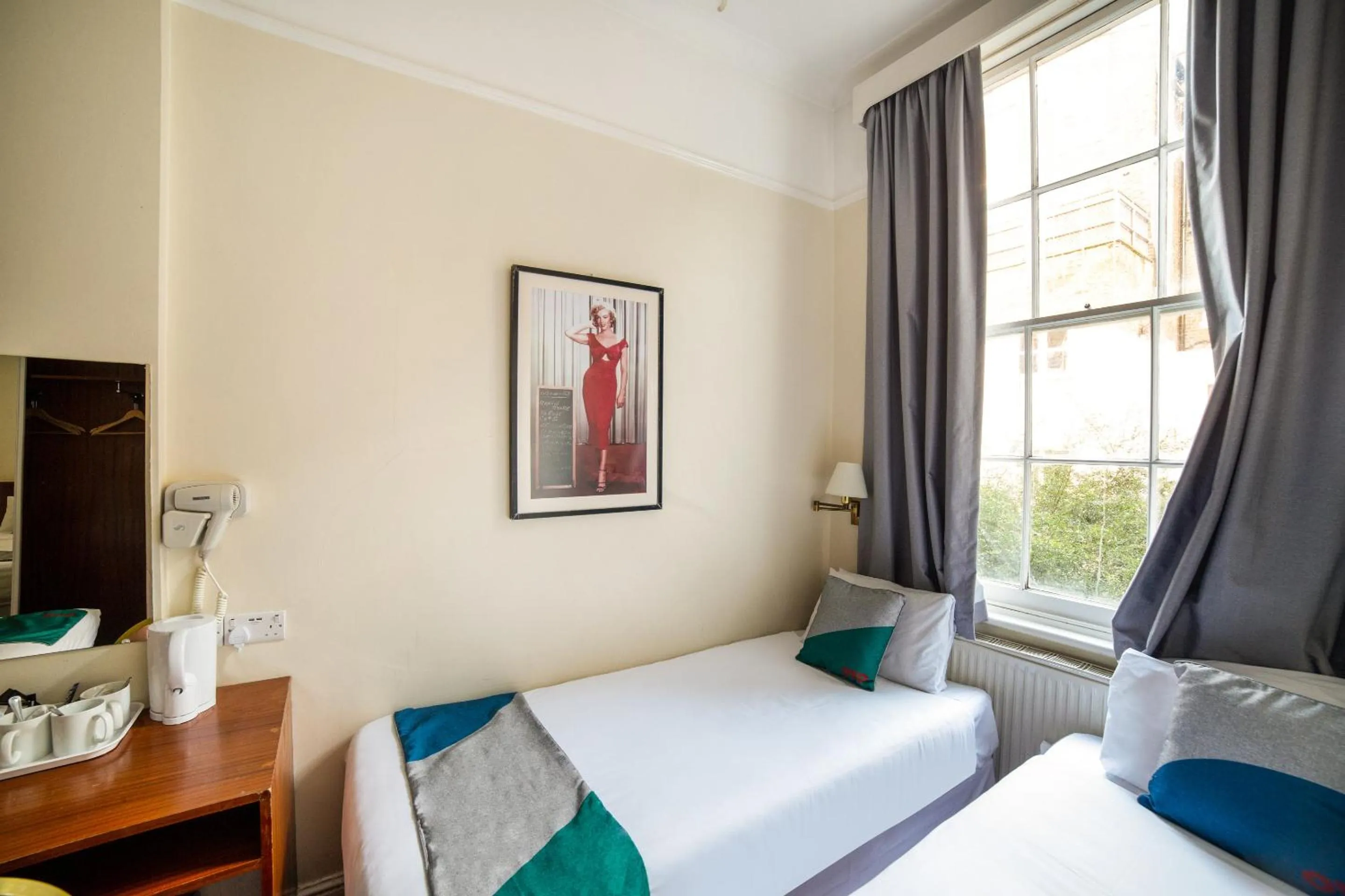 Bedroom, Bed in St George's Hotel