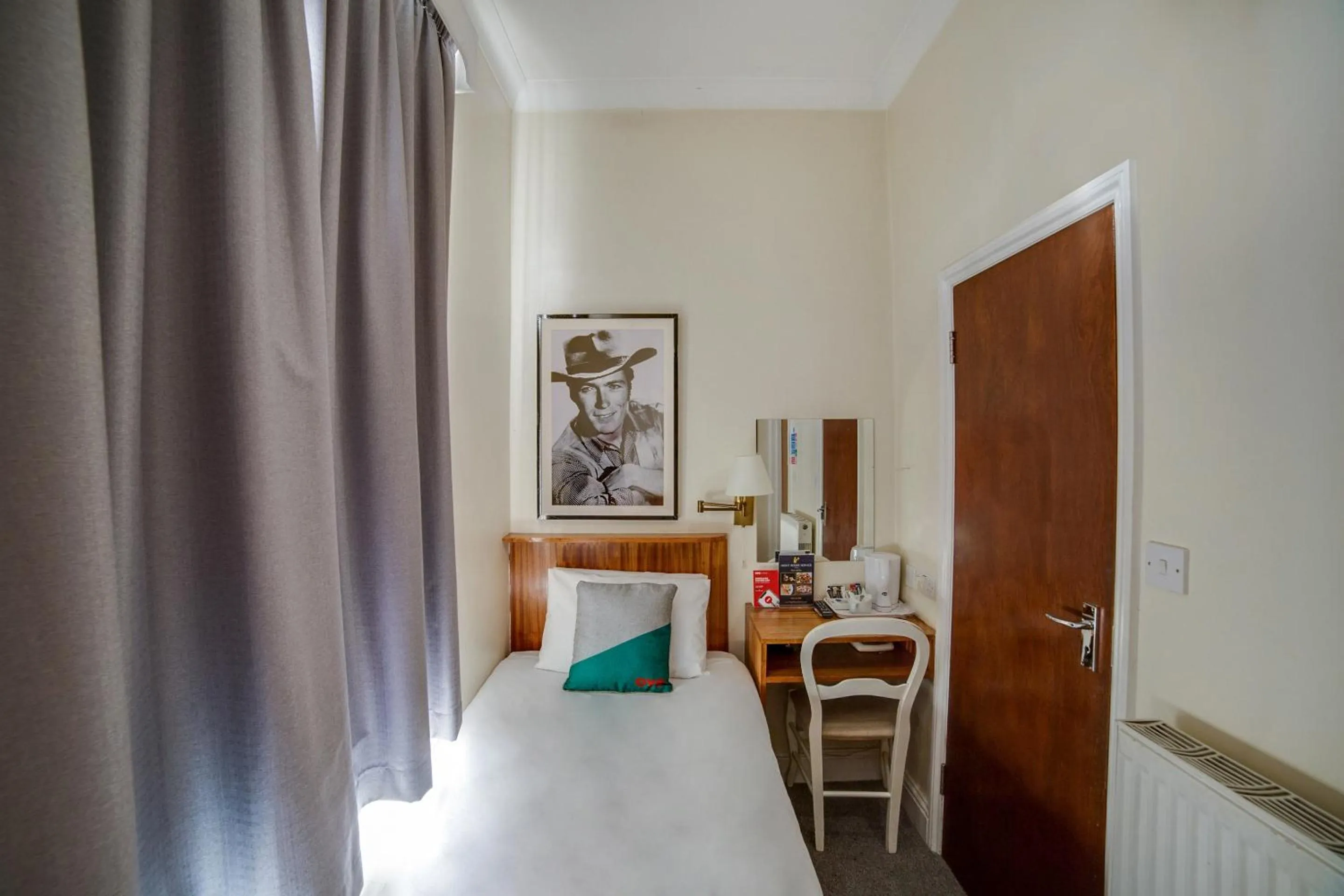 Bedroom, Bed in St George's Hotel