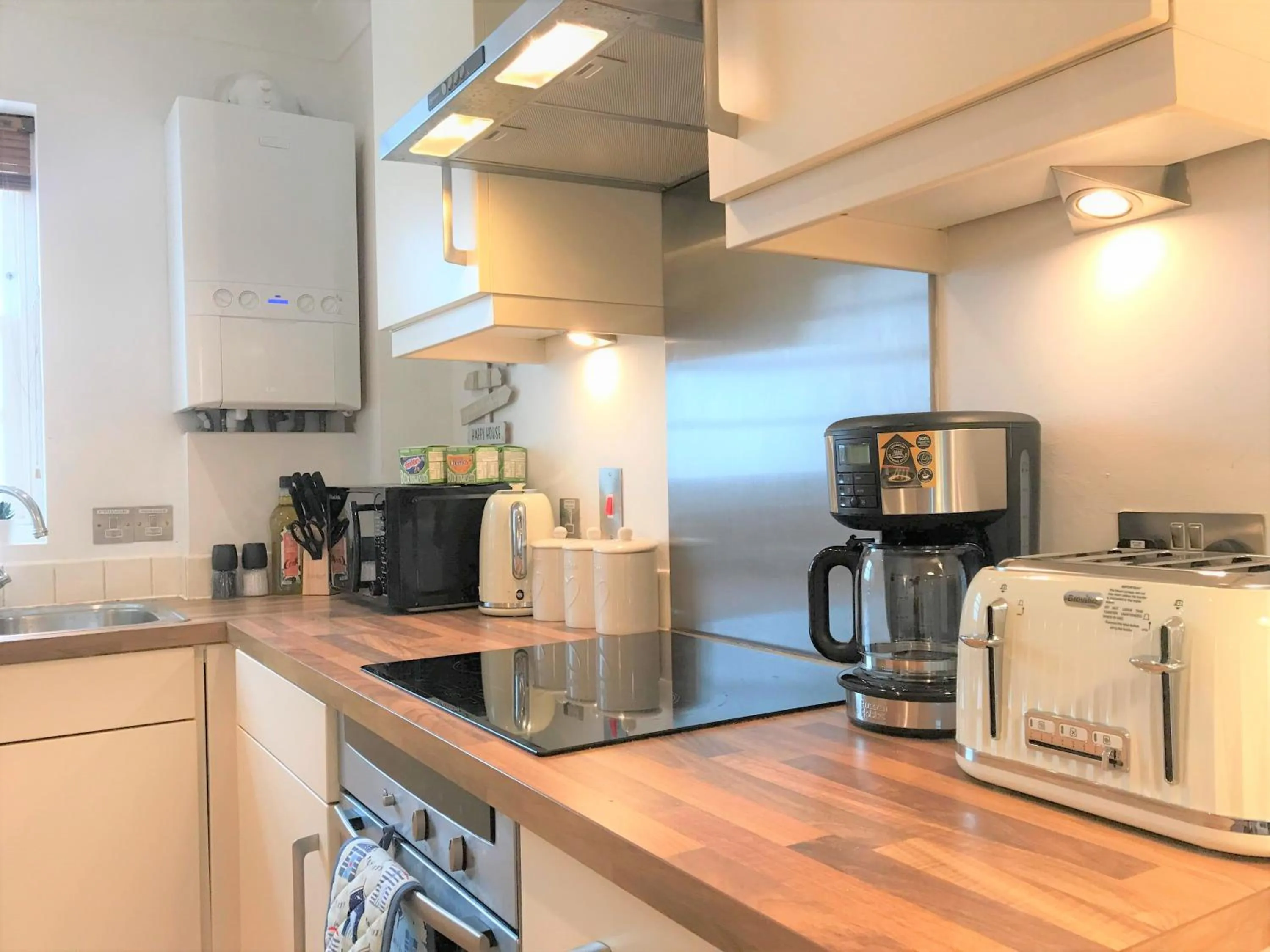Dining area in Seaside Cottage with Parking