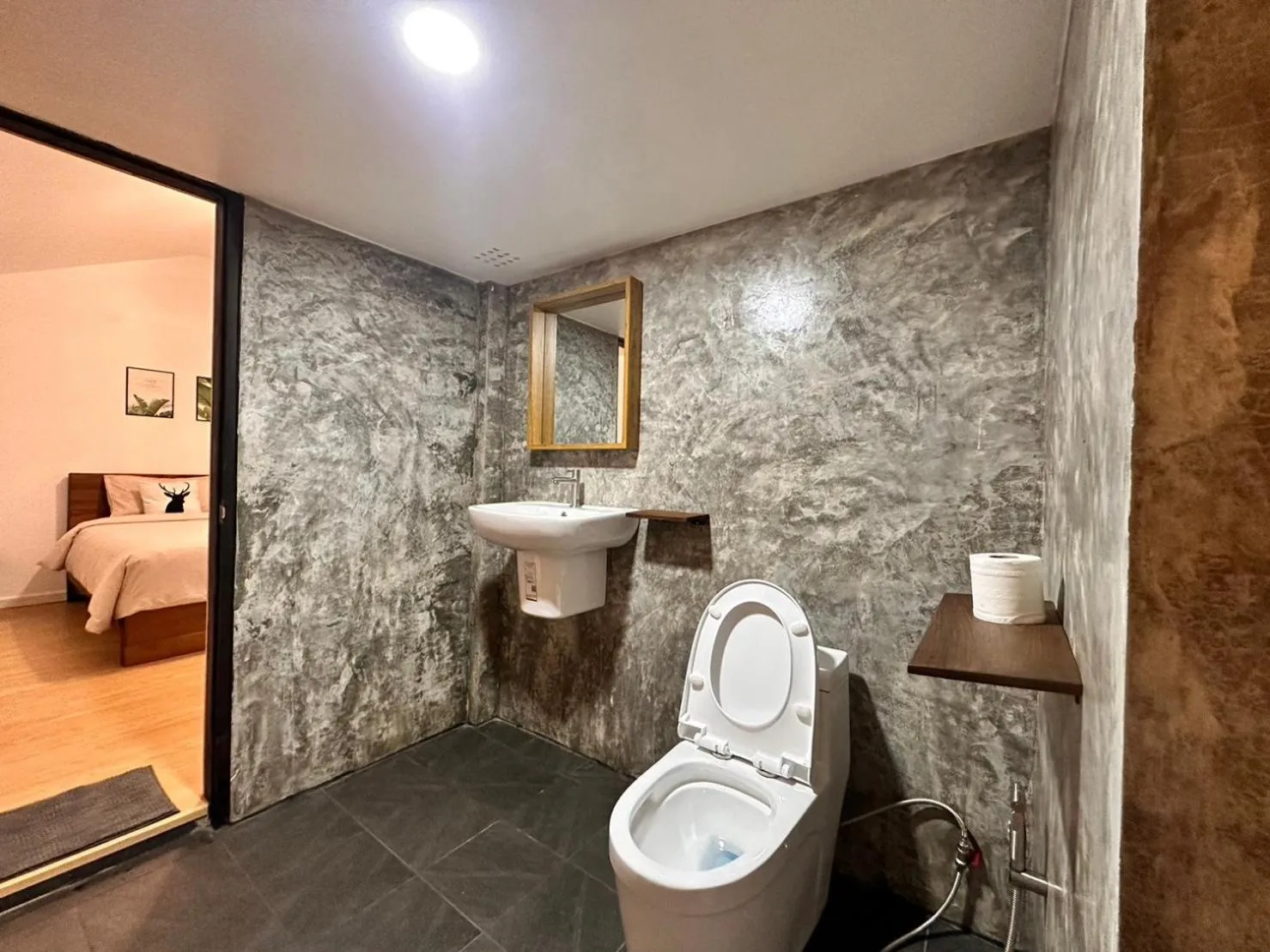 Bathroom, Bed in Jungle guest house