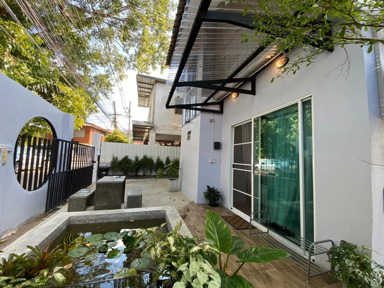 Patio in Mini-ME Home, A Cozy Entire House in Old City