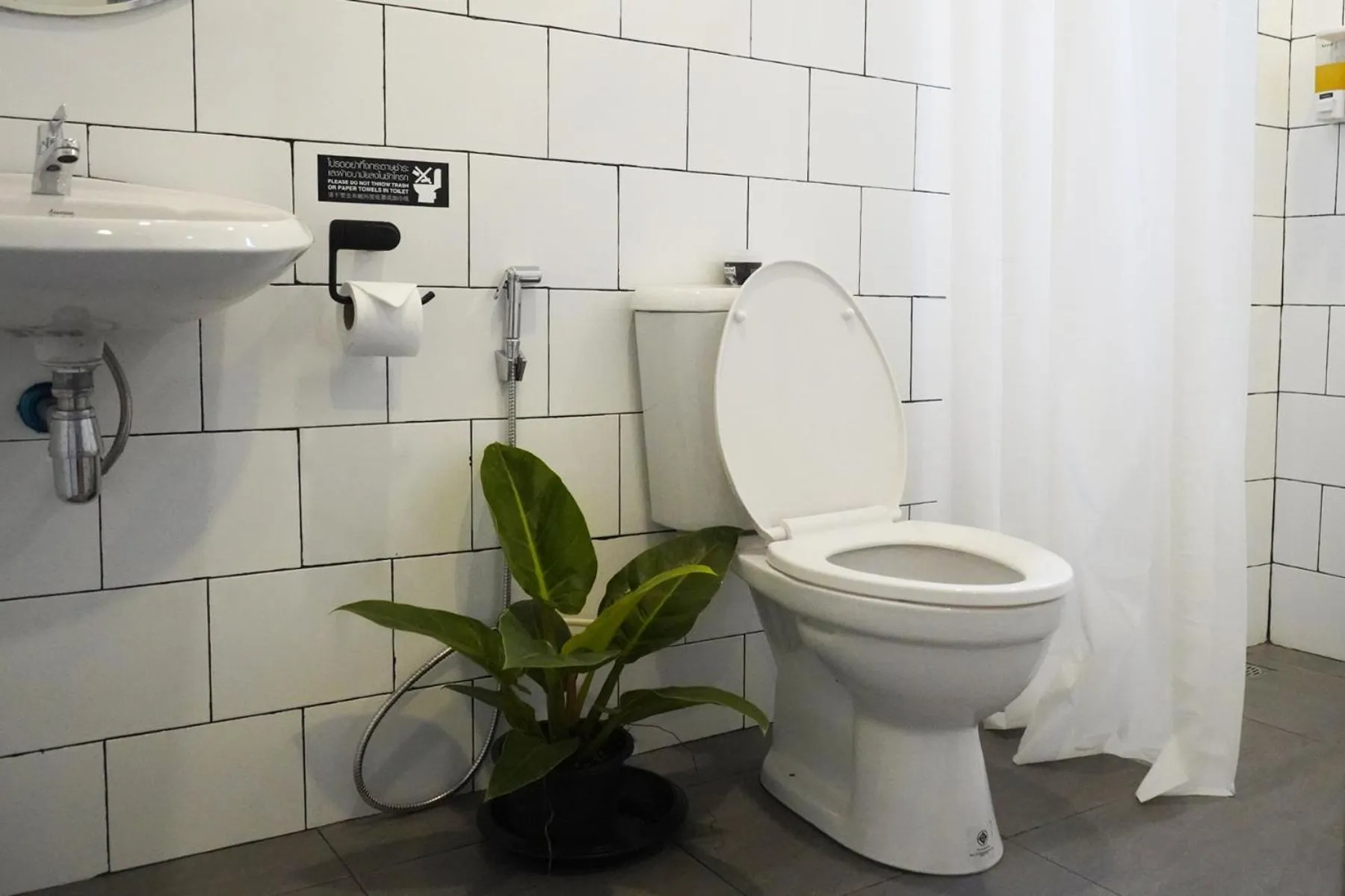 Bathroom in Mini-ME Home, A Cozy Entire House in Old City