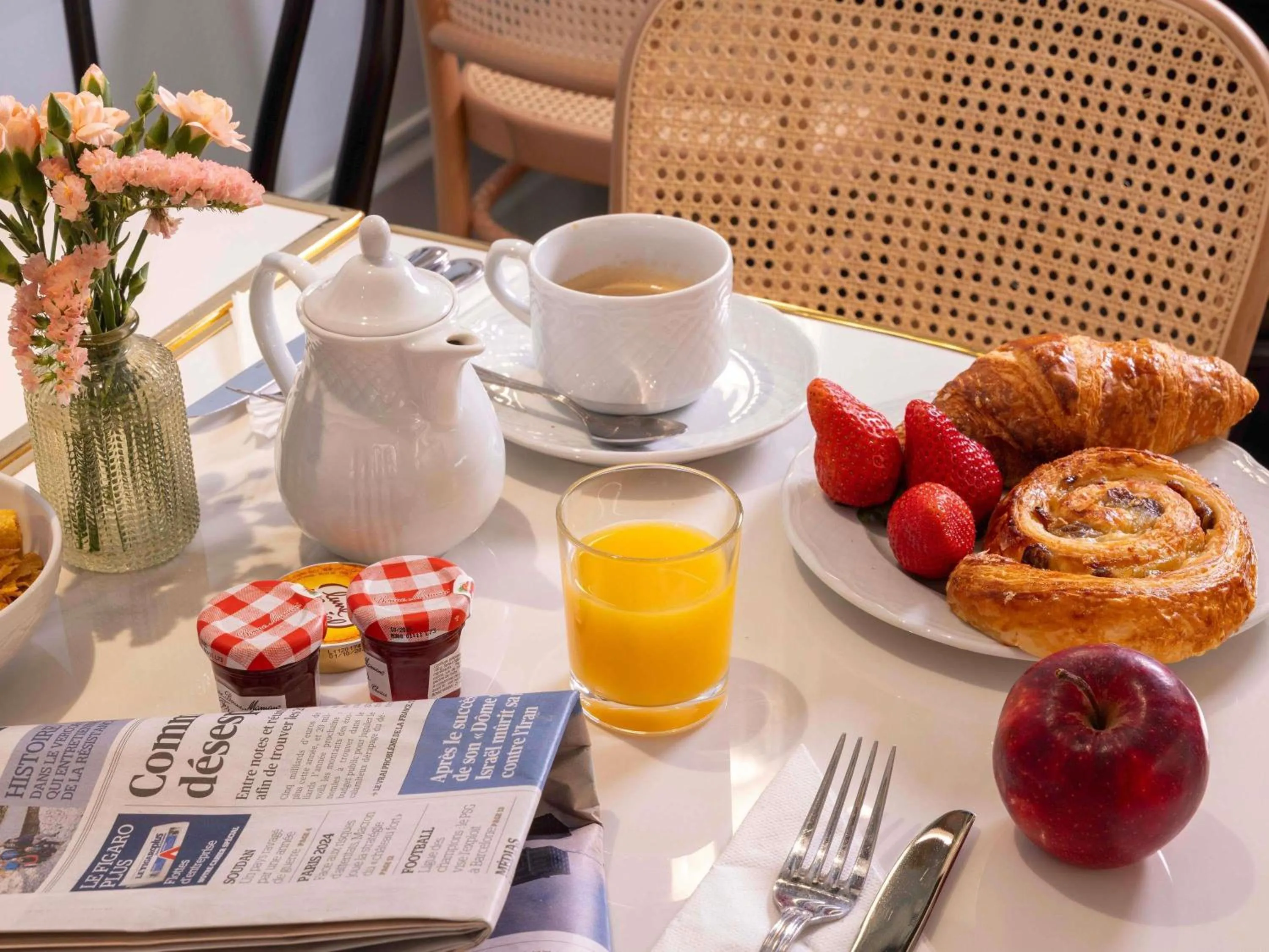 Breakfast in Hotel Mercure La Sorbonne Saint-Germain-des-Prés