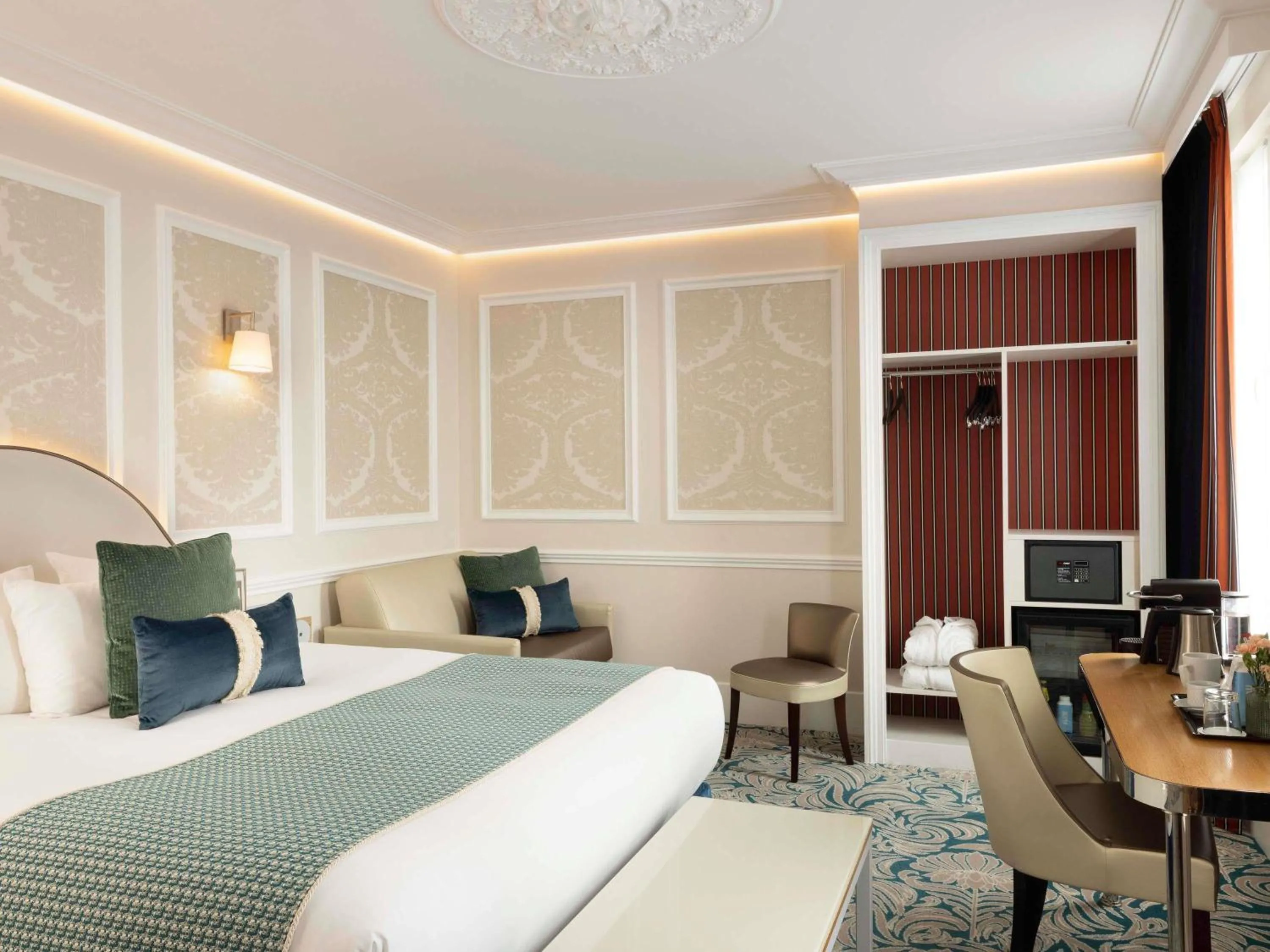 Bedroom, Bed in Hotel Mercure La Sorbonne Saint-Germain-des-Prés