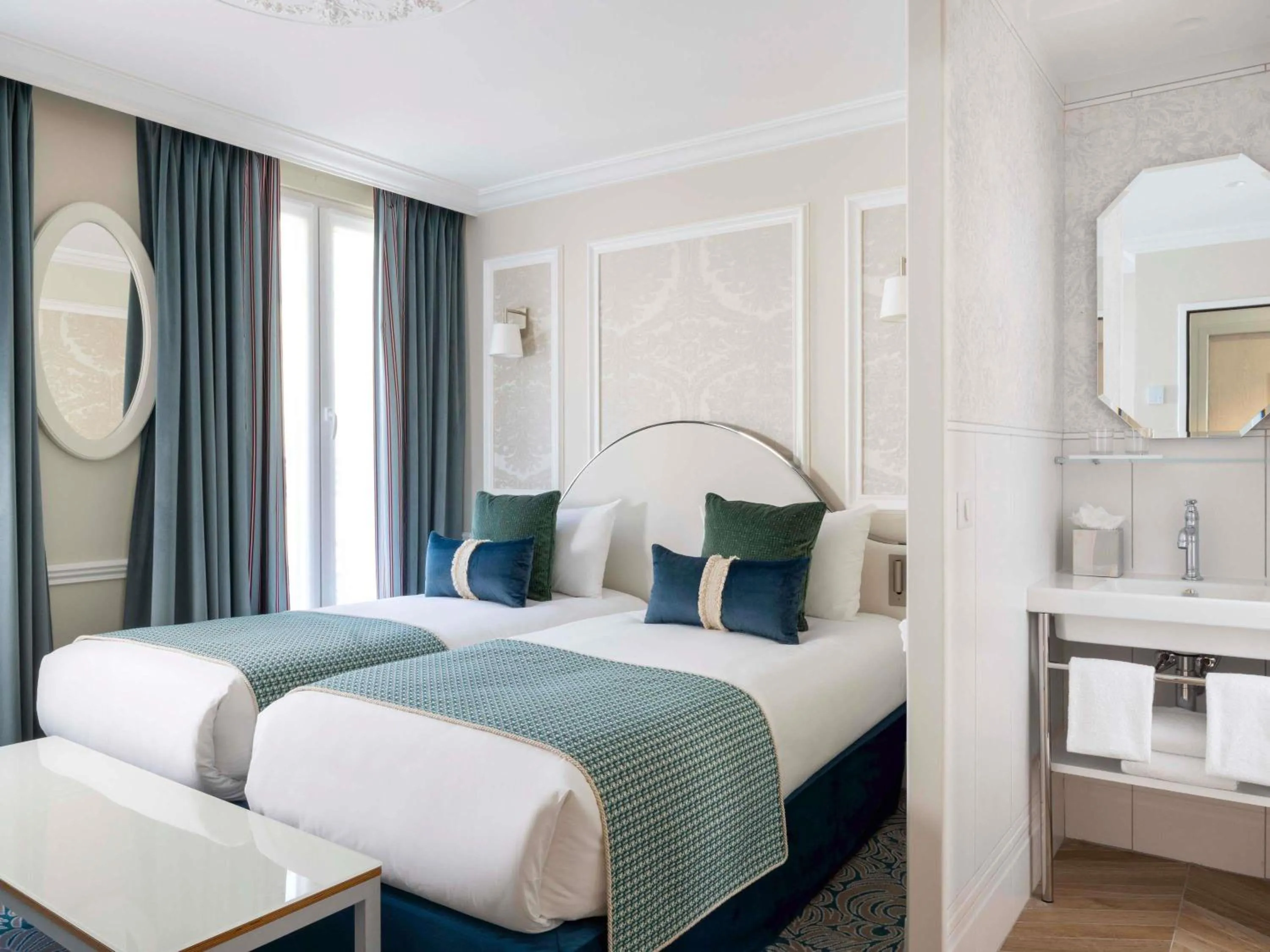 Bedroom, Bed in Hotel Mercure La Sorbonne Saint-Germain-des-Prés