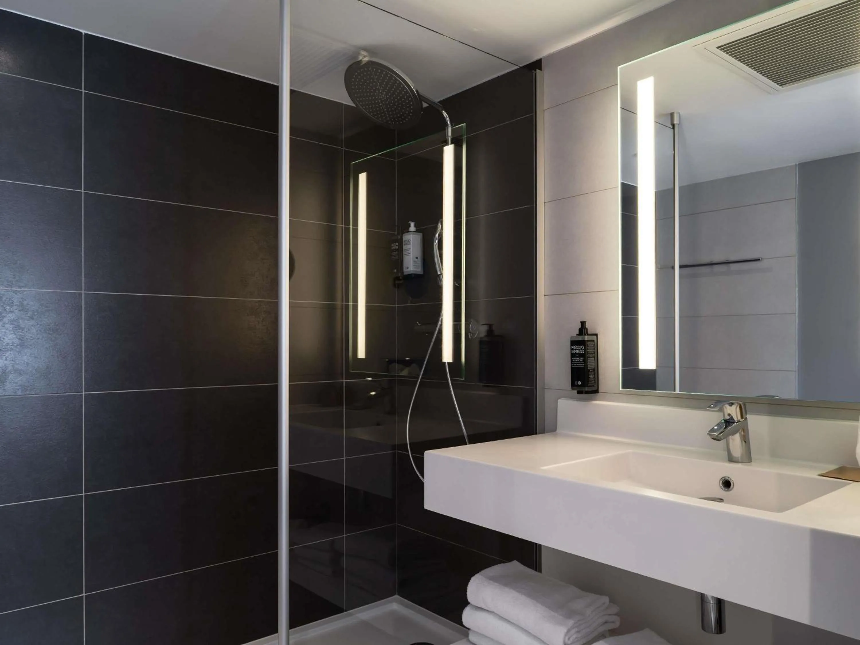 Bedroom in ibis Styles Béziers Centre