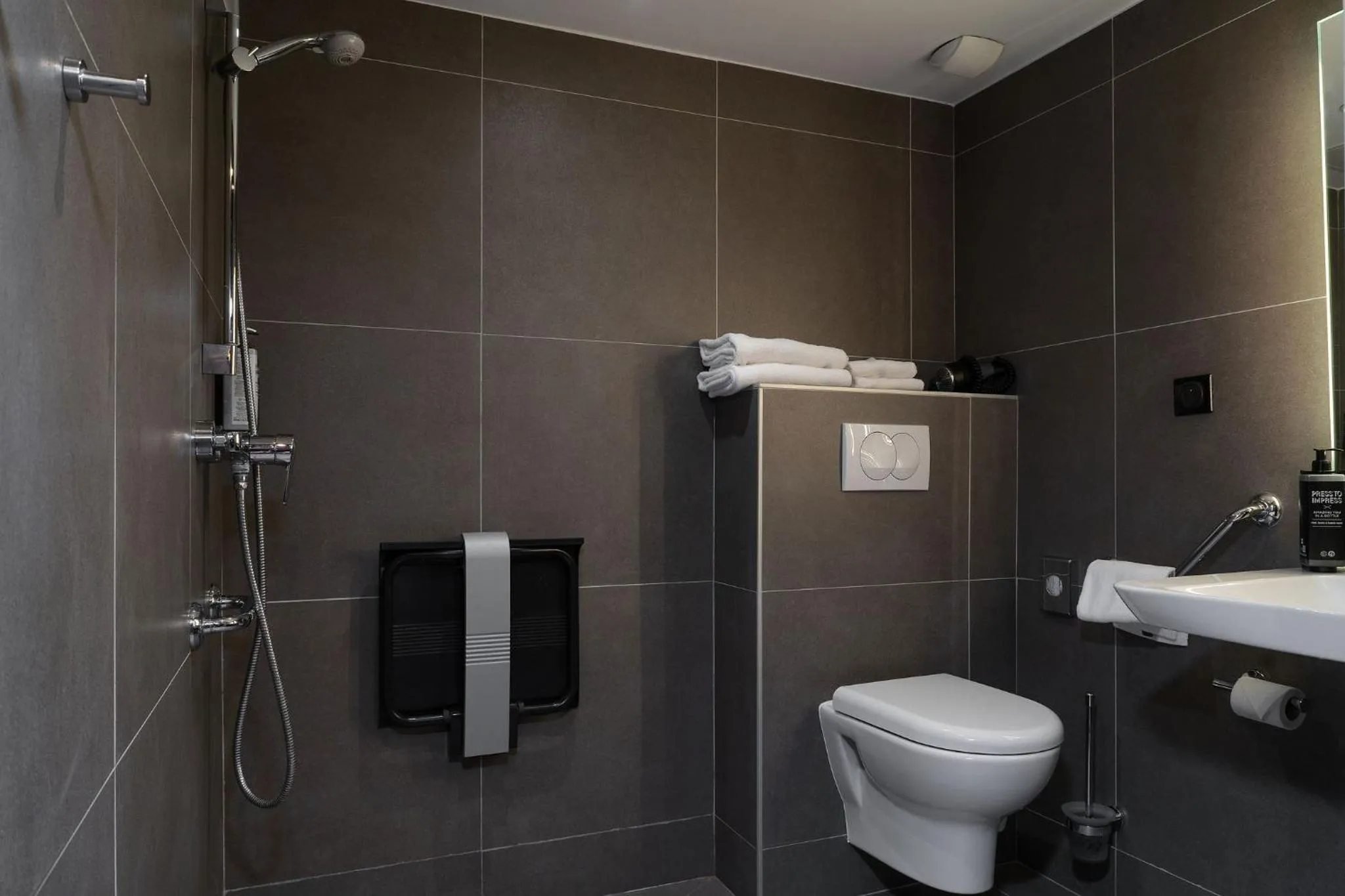 Bathroom in ibis Styles Béziers Centre