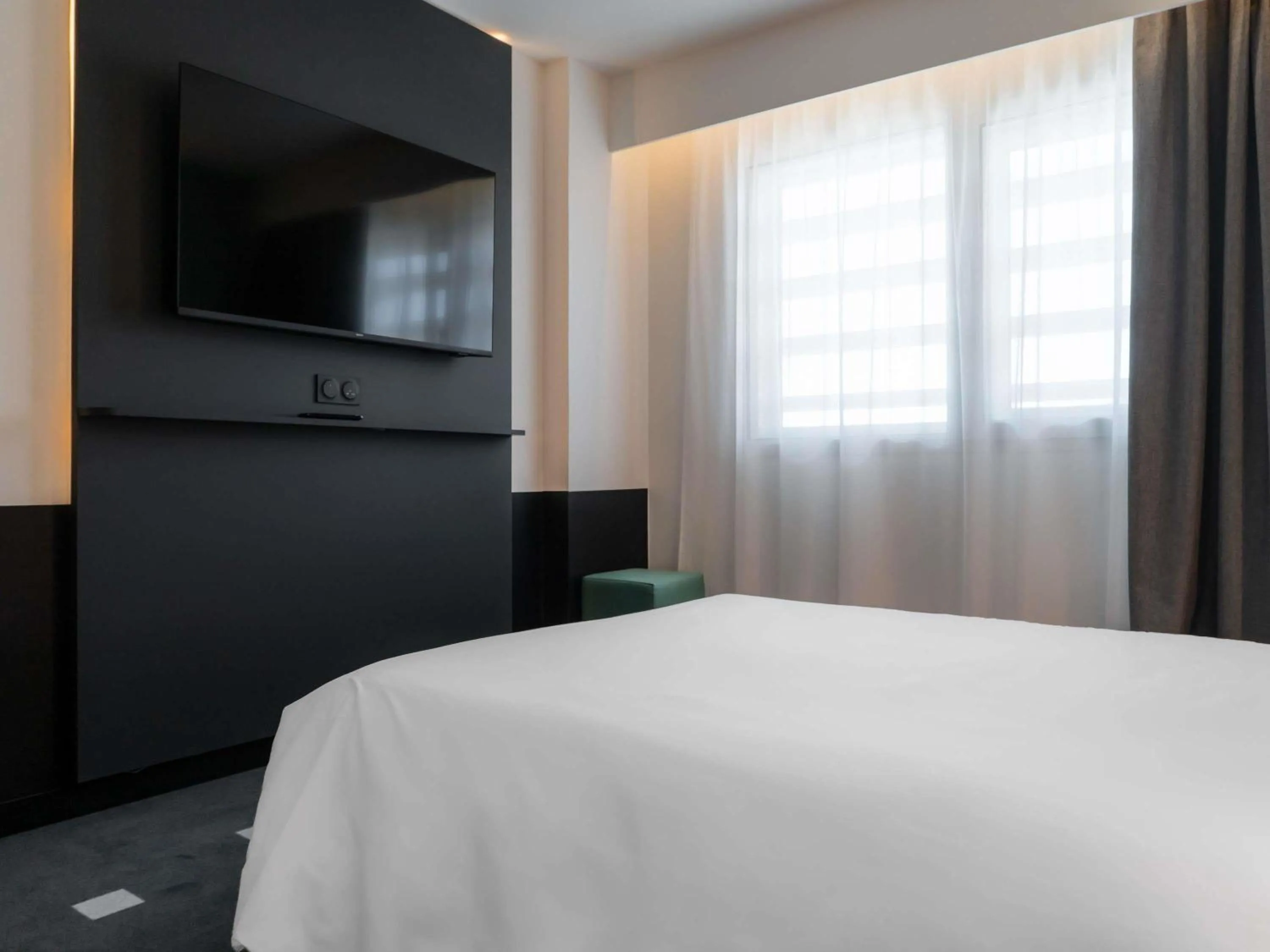 Bedroom, Bed in Mercure Béziers