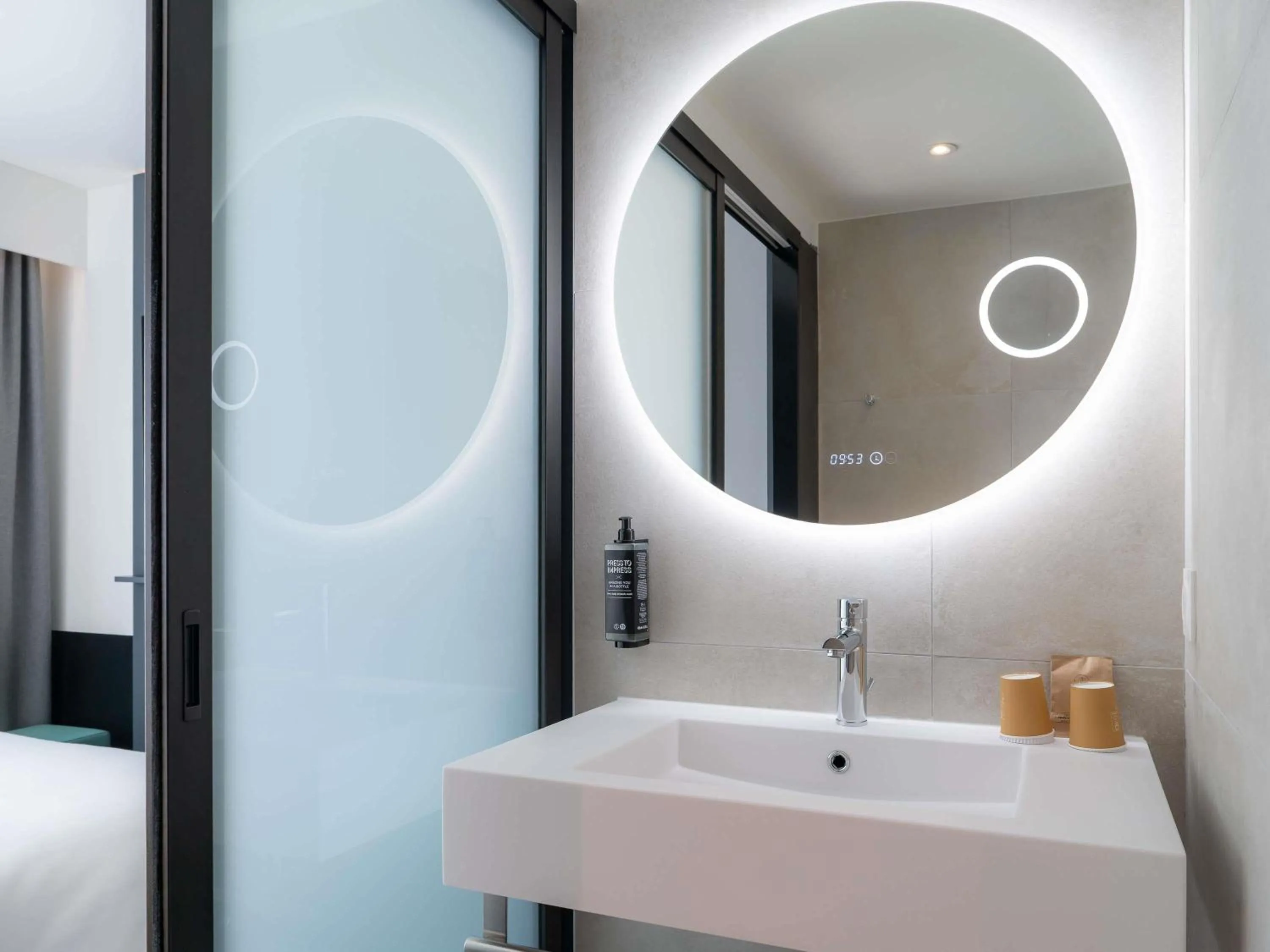 Bathroom, Bed in Mercure Béziers