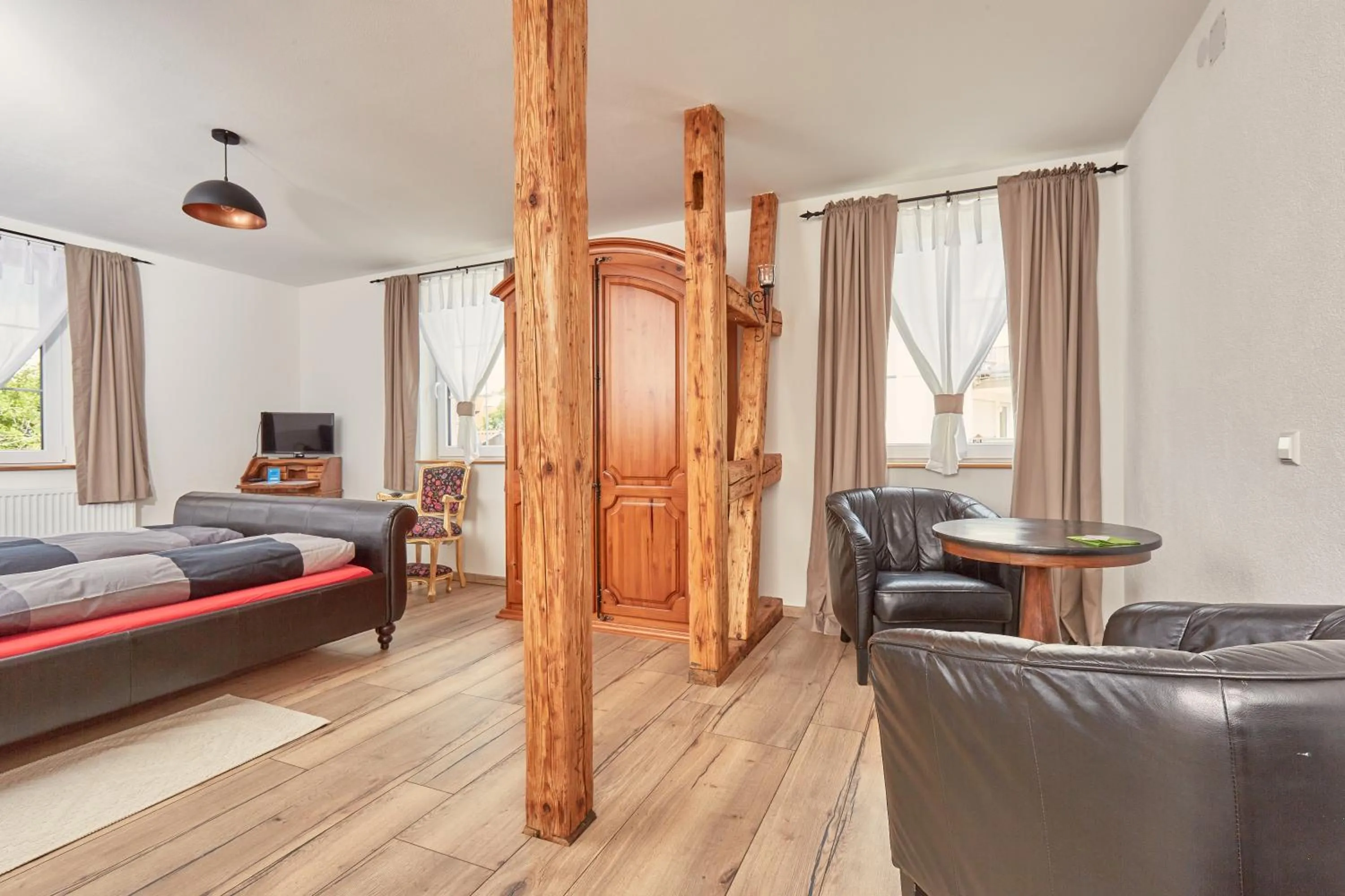 Photo of the whole room, Bed in Hotel-Krone-Lounge