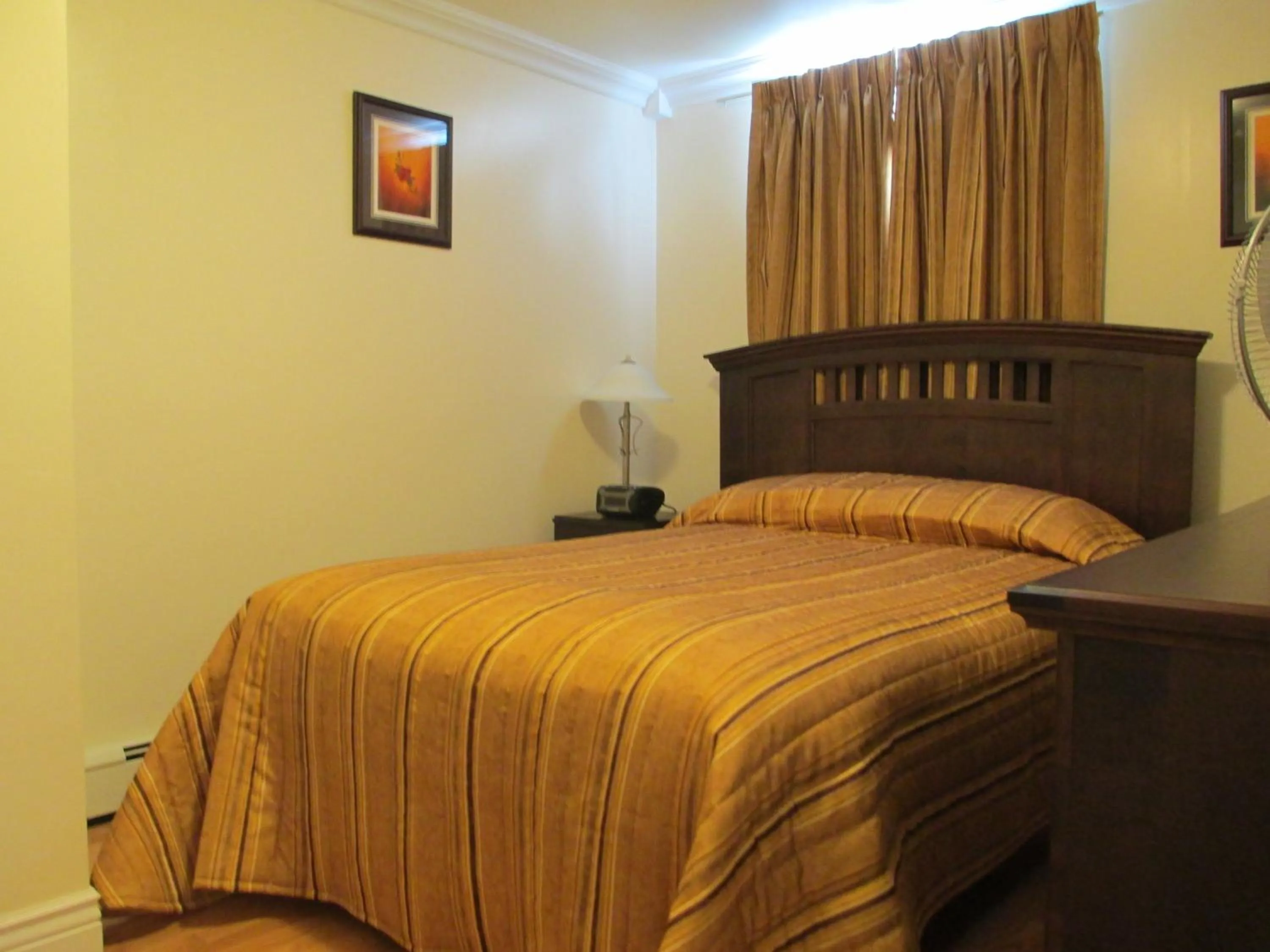 Bedroom, Bed in Comerford's Ocean View Suites