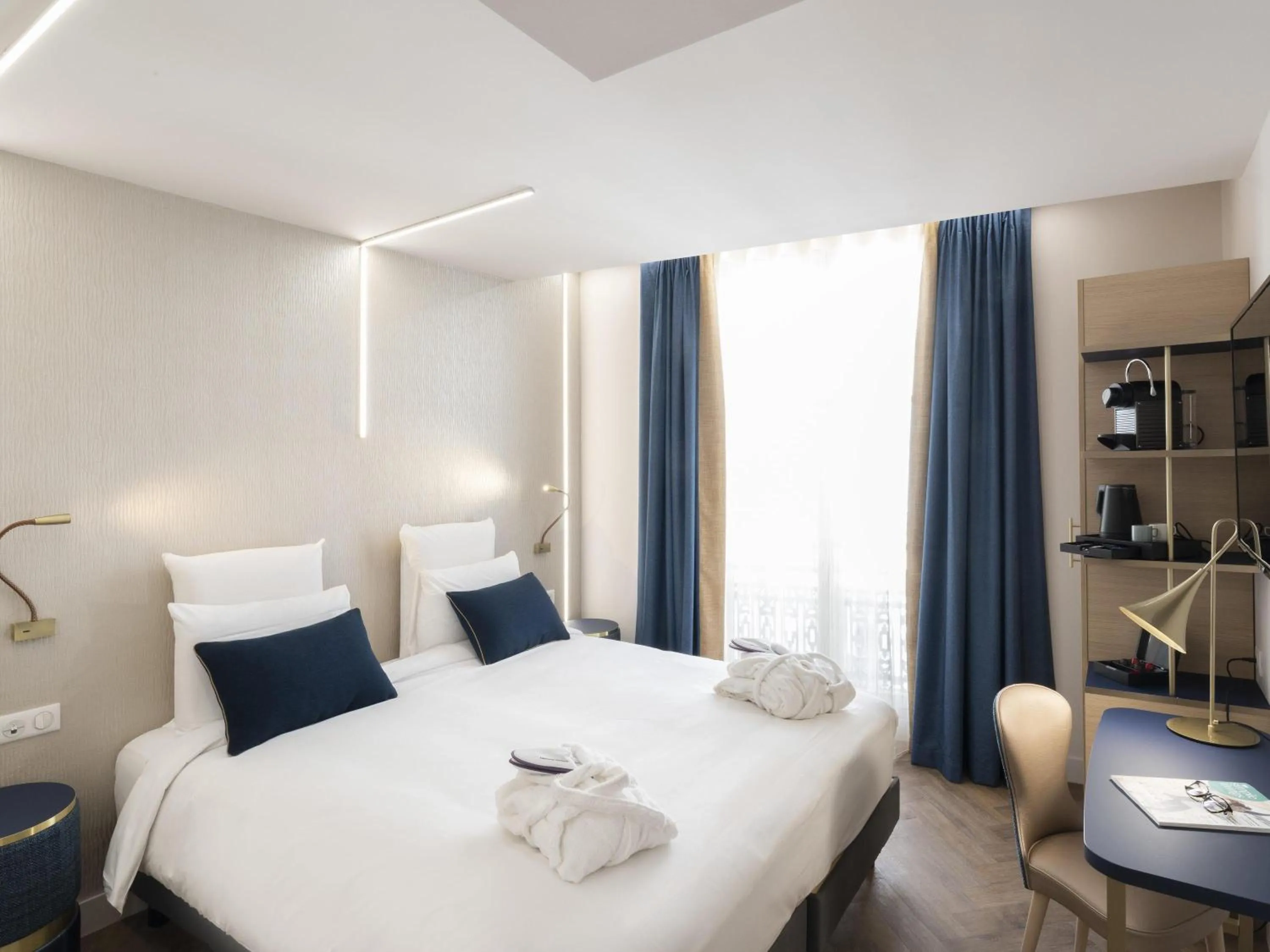 Property building, Bed in Mercure Paris Opera Lafayette