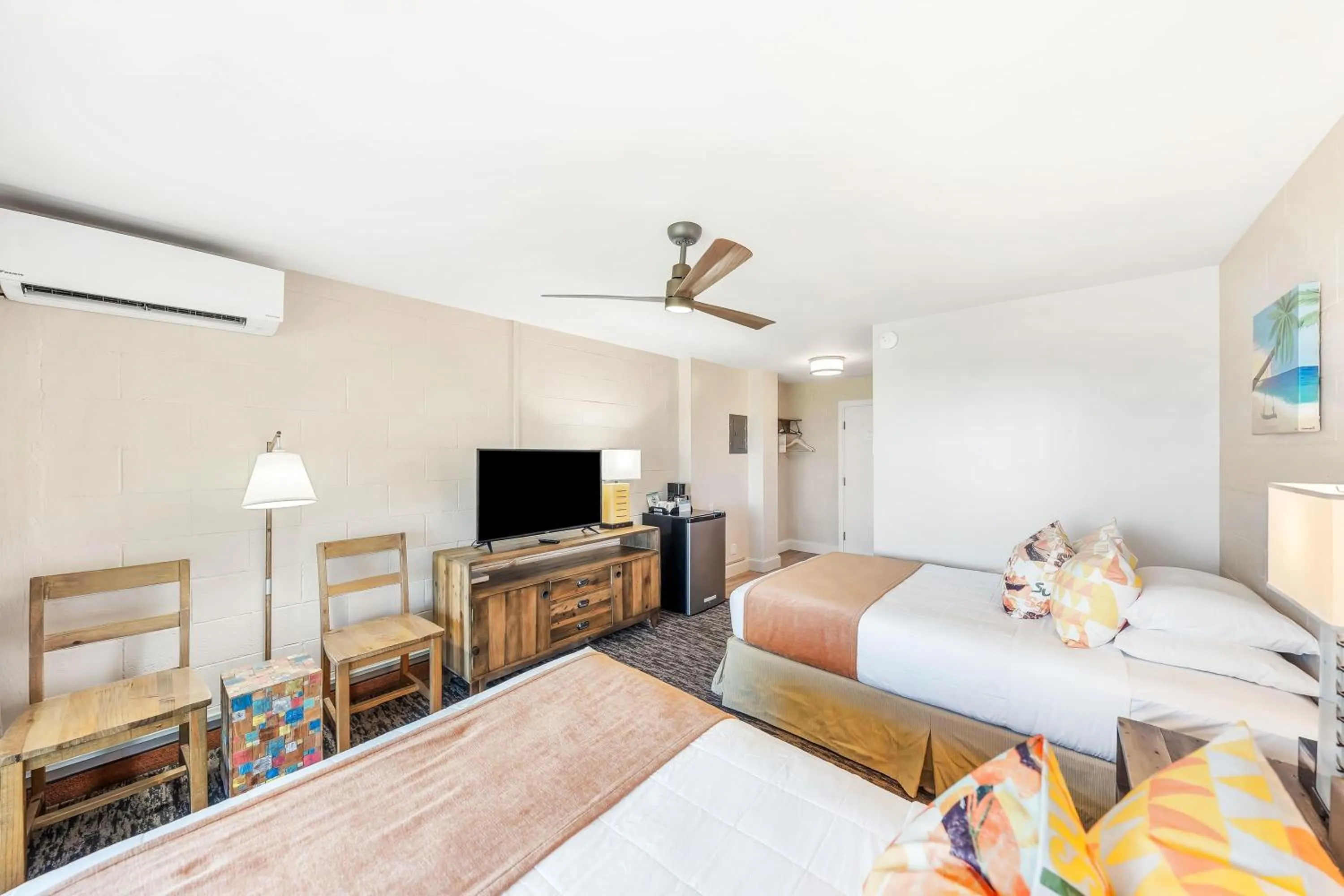 Photo of the whole room, Bed in THE ISO HOTEL, Trademark Collection by Wyndham