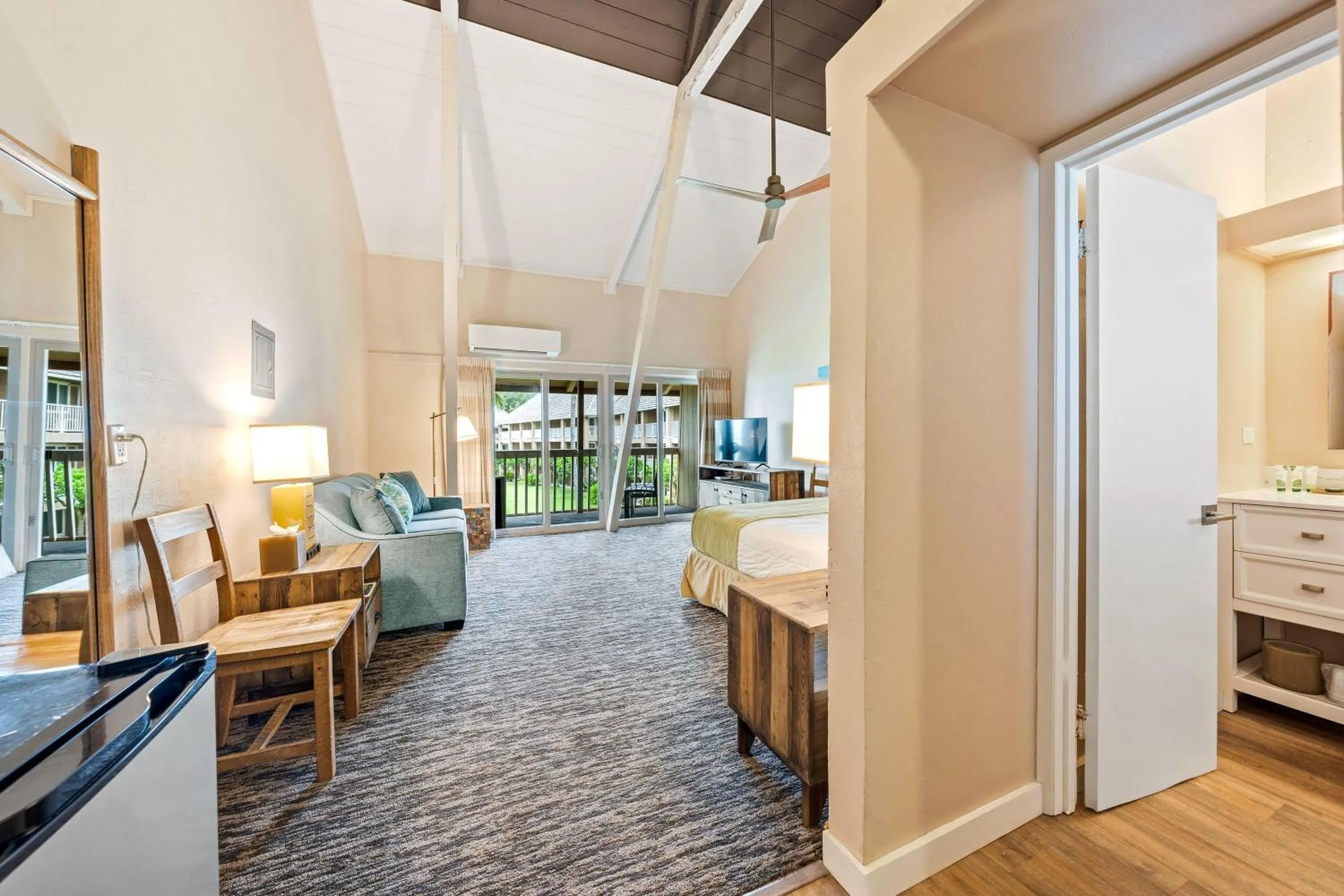 Photo of the whole room in THE ISO HOTEL, Trademark Collection by Wyndham