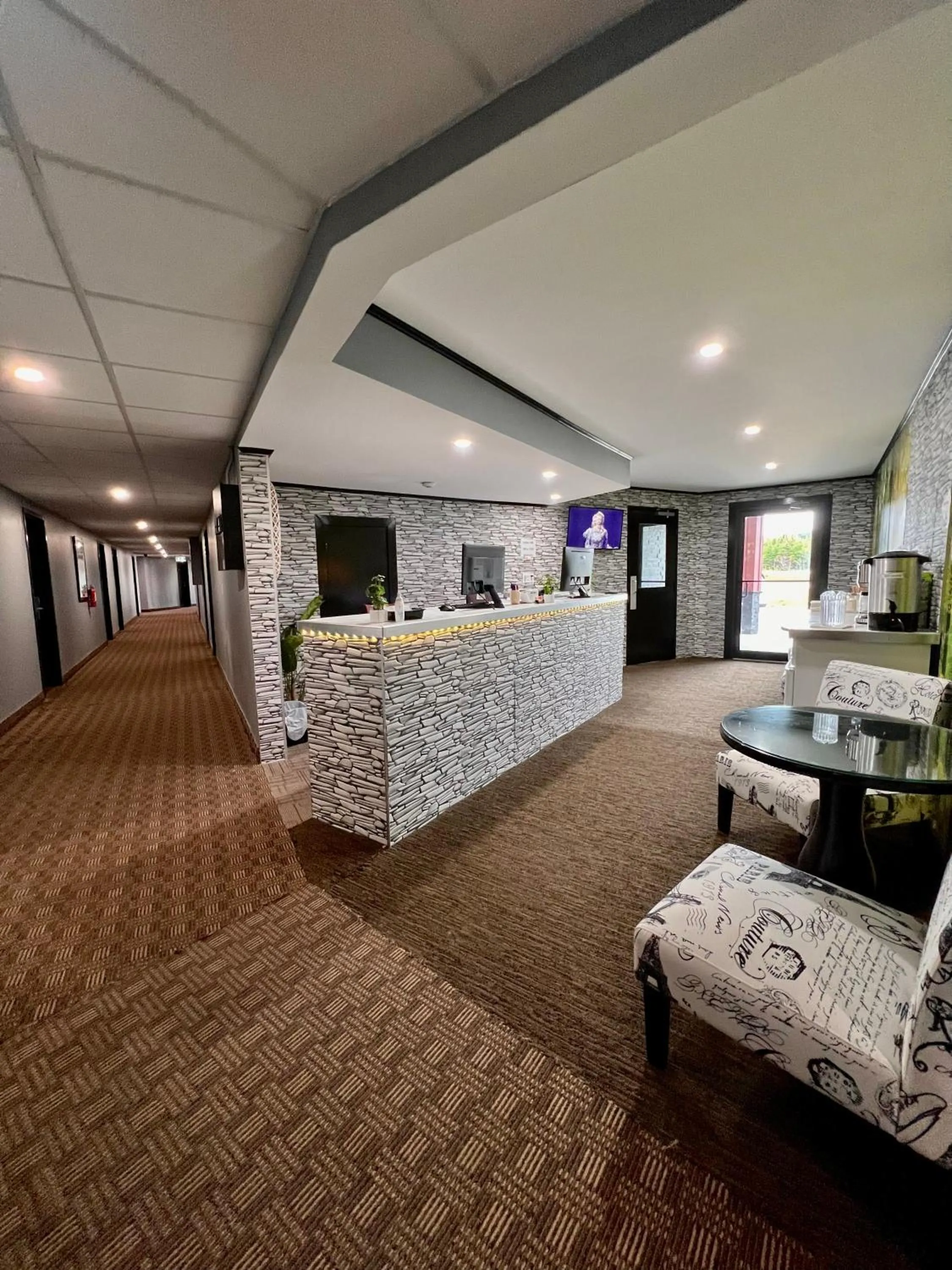 Lobby or reception in HWY 17 Hotel