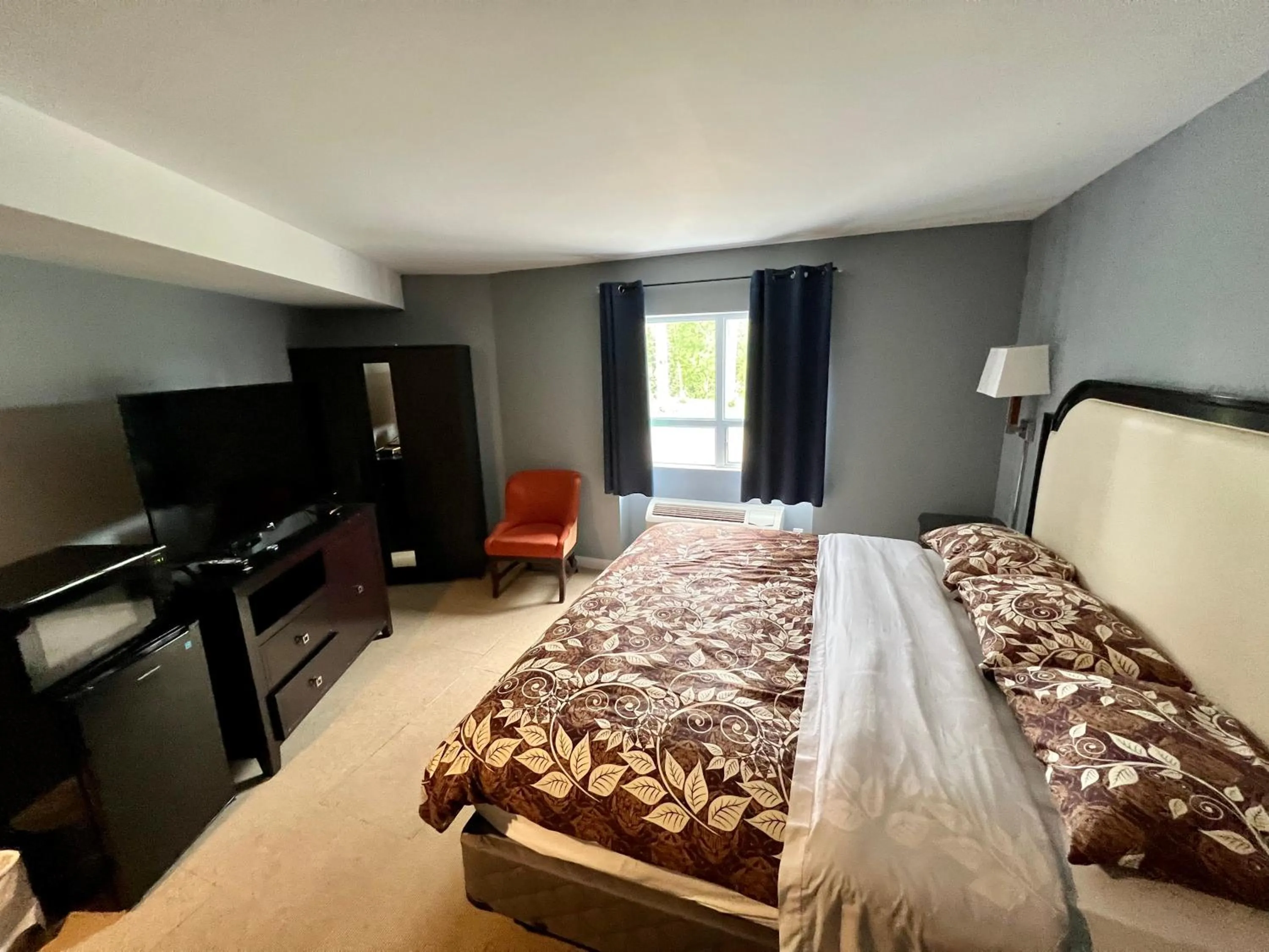 TV and multimedia, Bed in HWY 17 Hotel