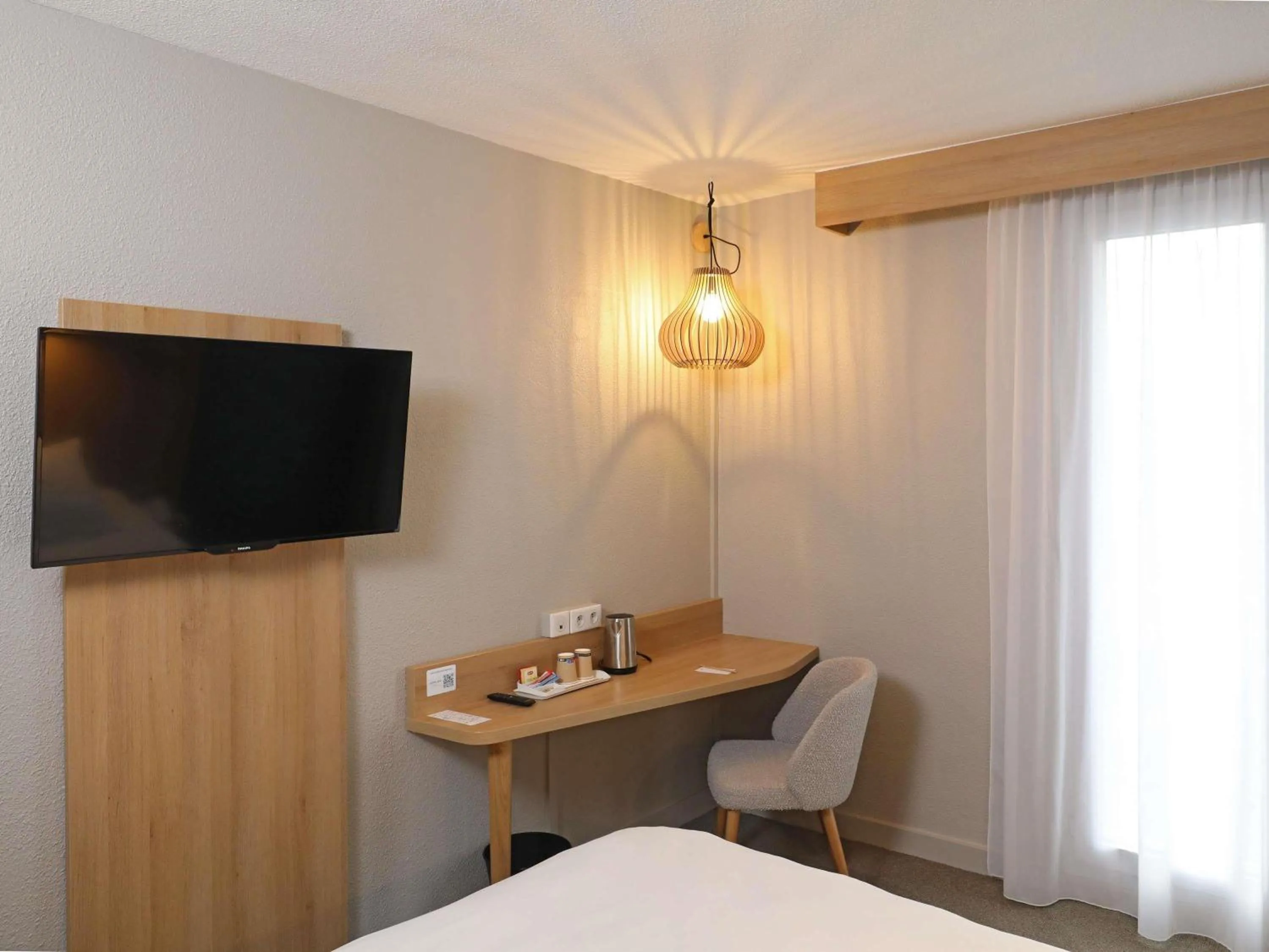 Bedroom, Bed in Mercure Abbeville Centre – Porte de La Baie de Somme