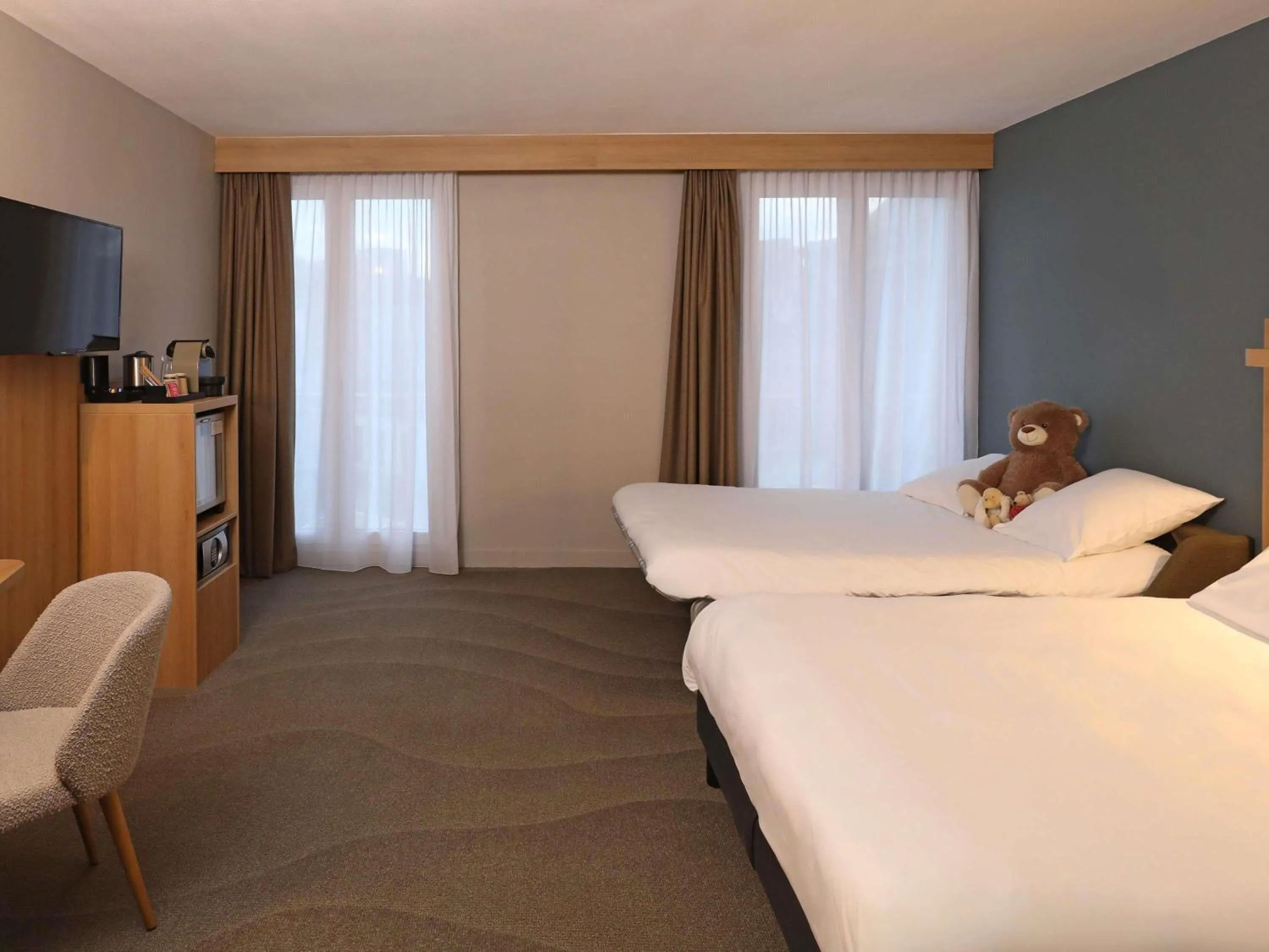 Bedroom, Bed in Mercure Abbeville Centre – Porte de La Baie de Somme