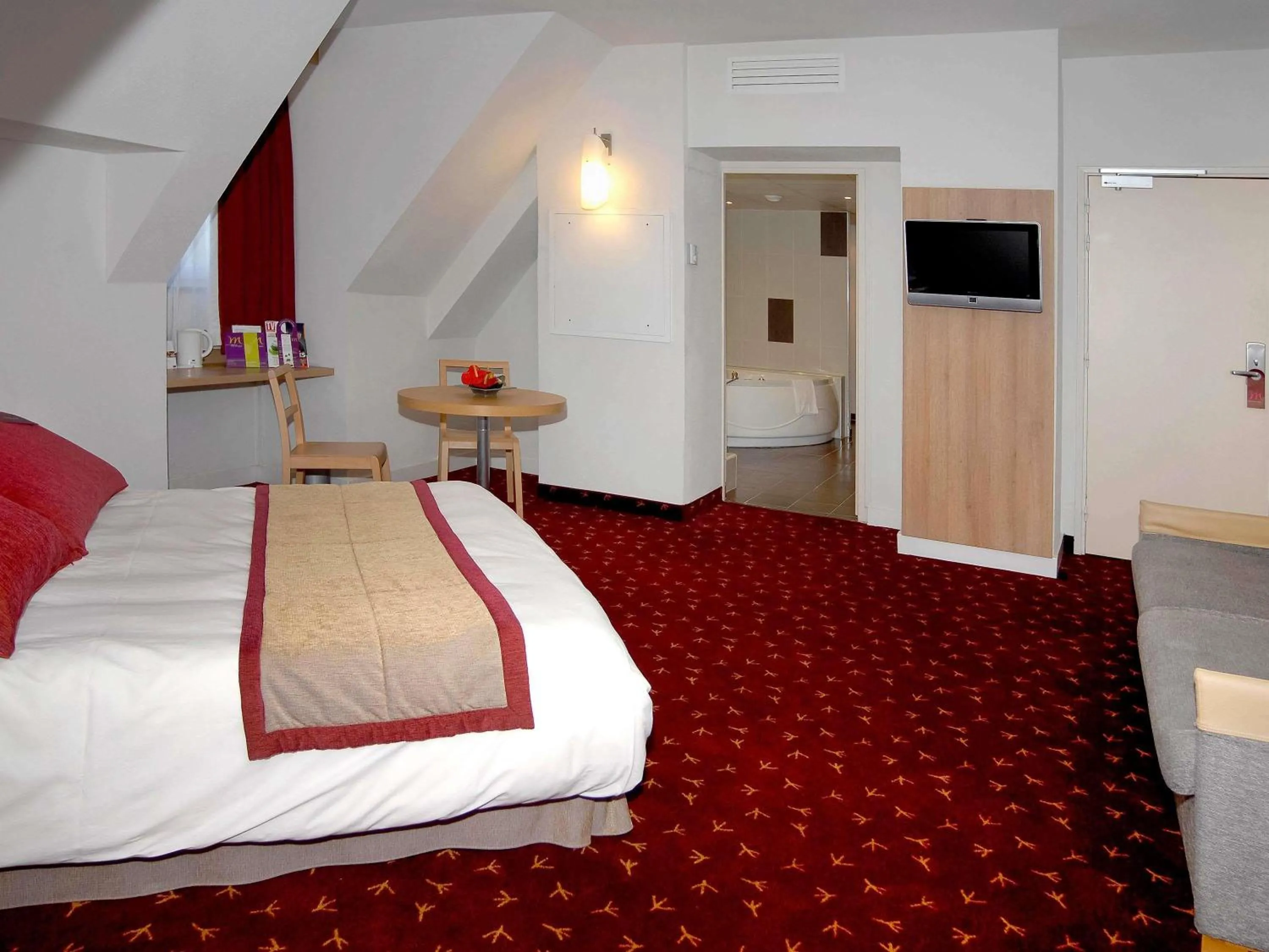 Bedroom, Bed in Mercure Abbeville Centre – Porte de La Baie de Somme