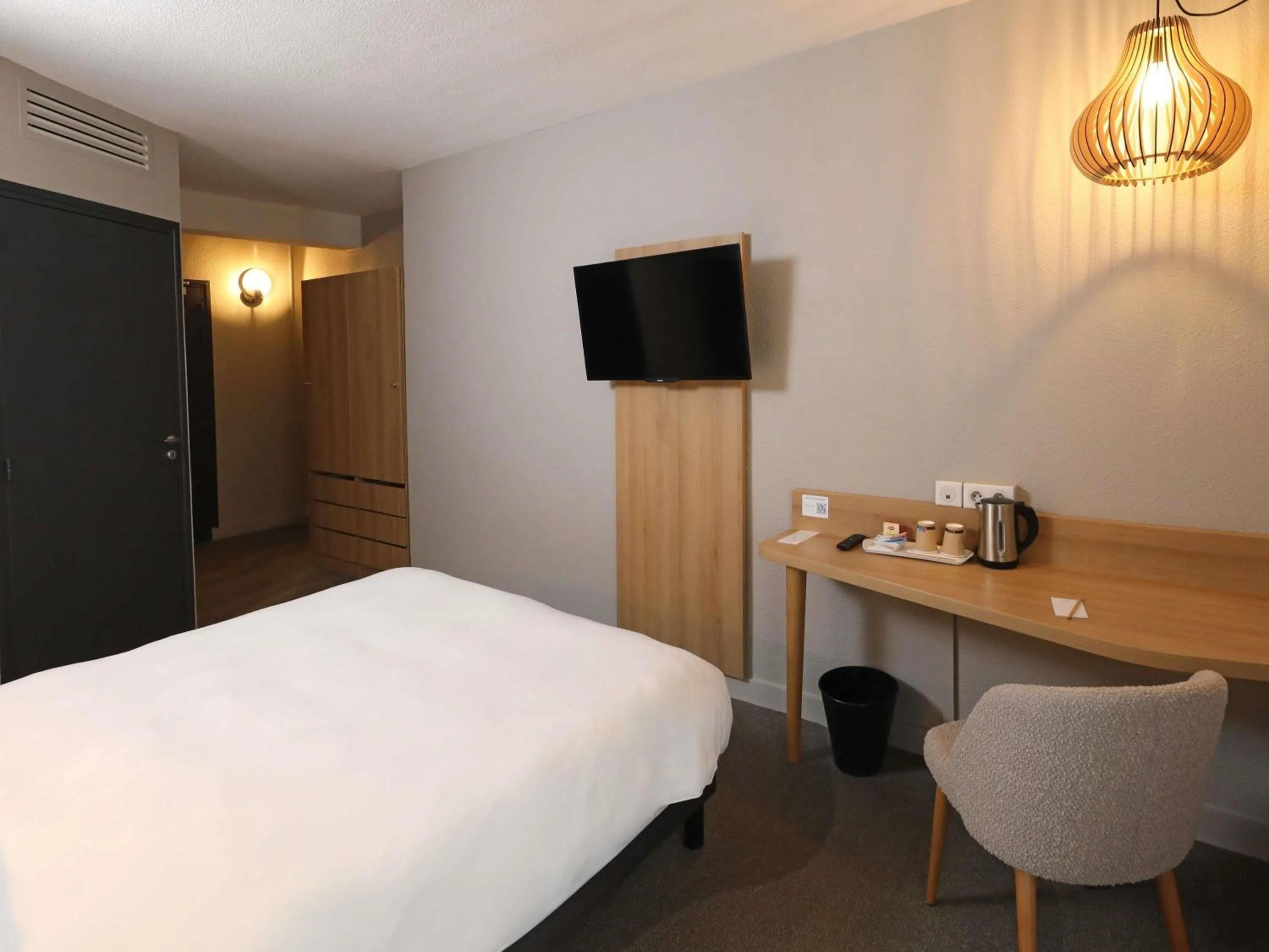 Bedroom, Bed in Mercure Abbeville Centre – Porte de La Baie de Somme