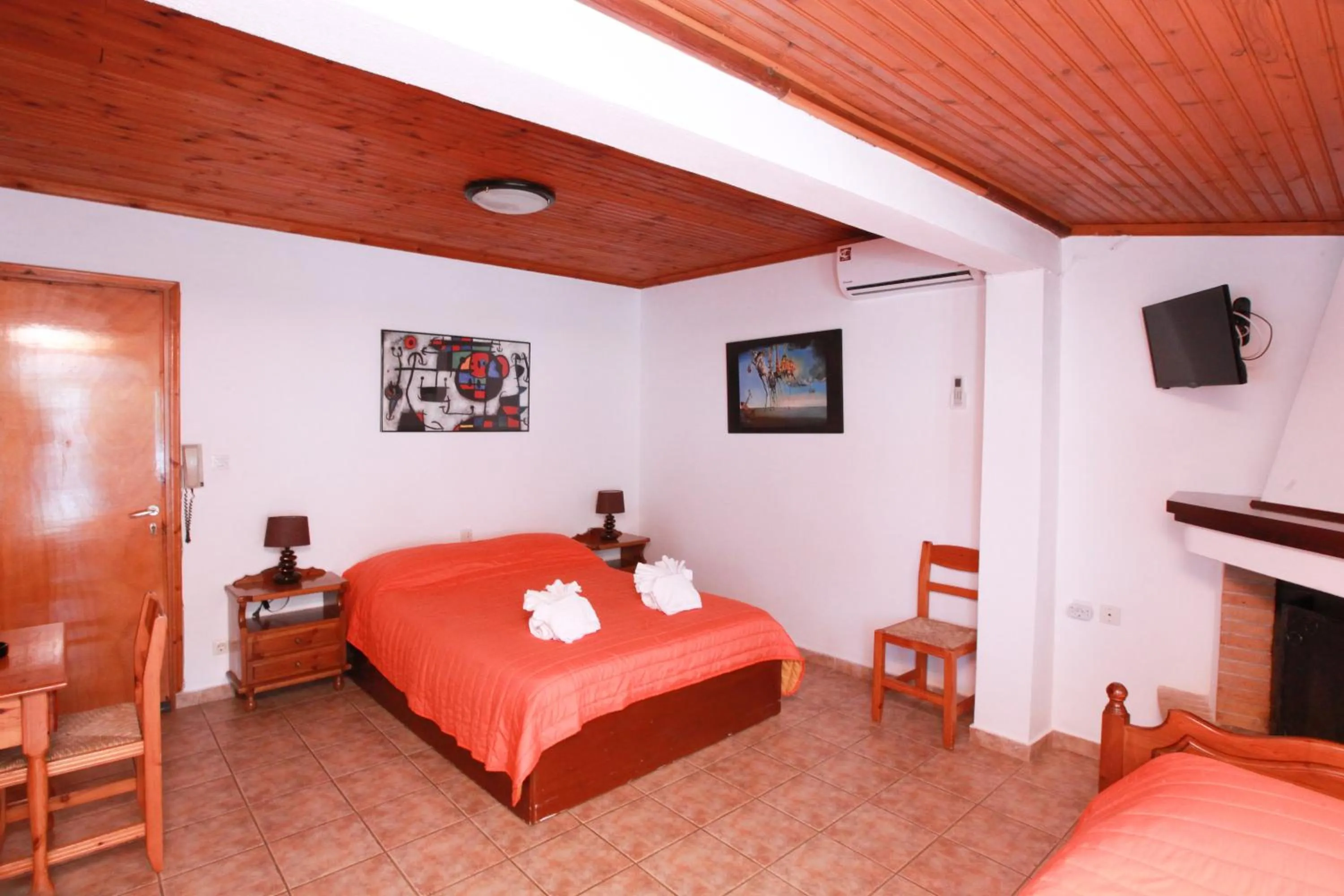 Photo of the whole room, Bed in Skiathos House