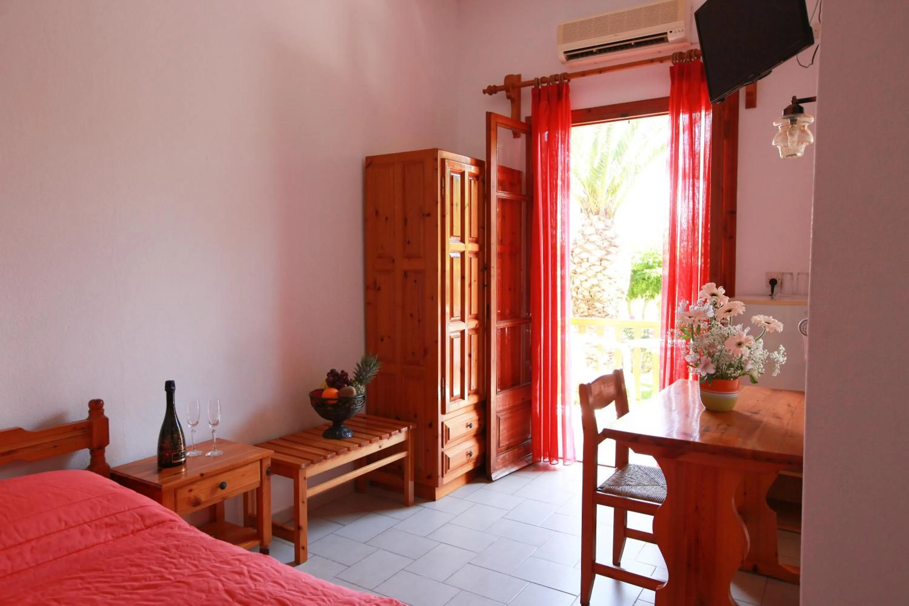 Photo of the whole room, Bed in Skiathos House