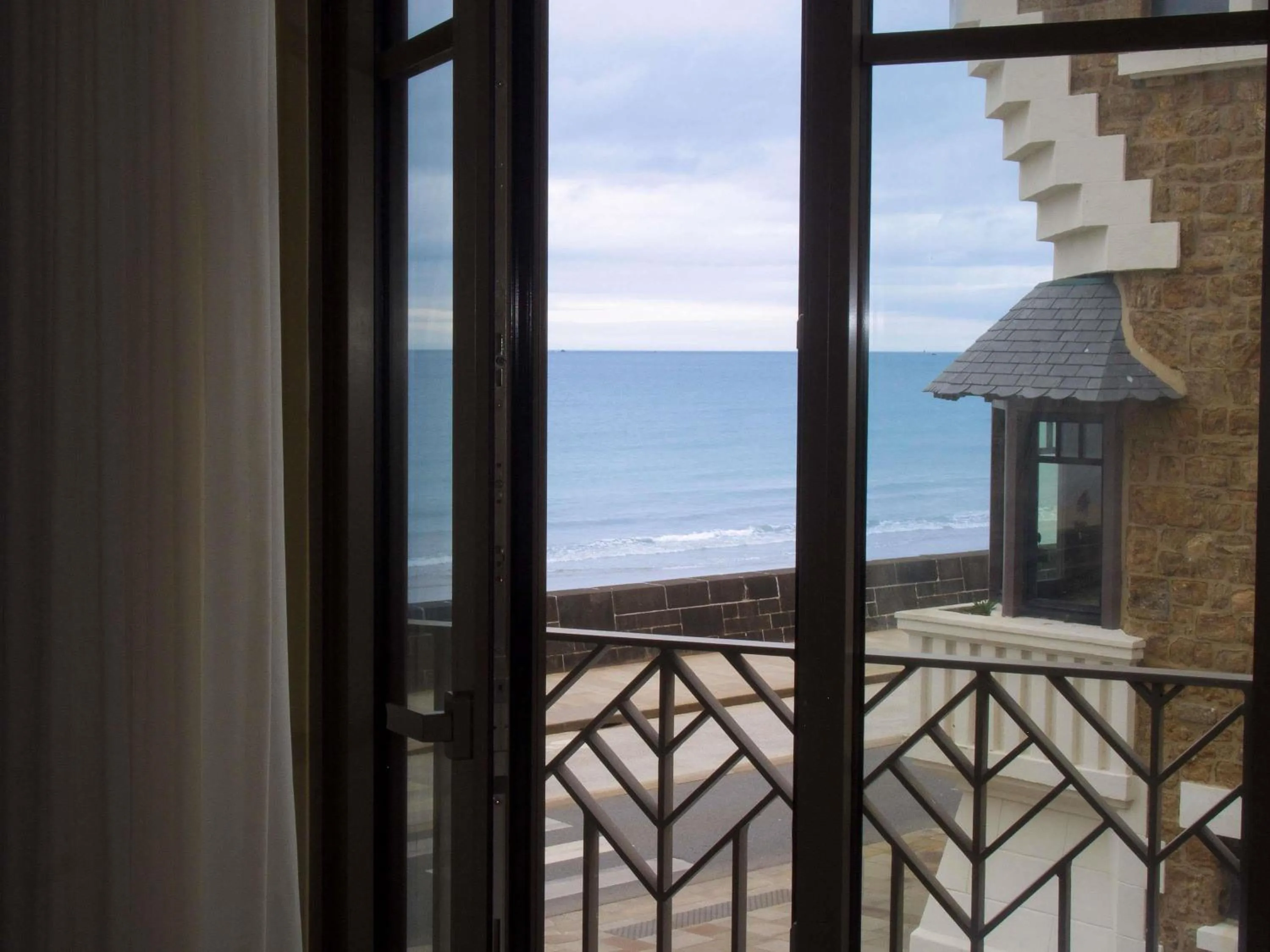 Bedroom in Mercure St Malo Front de Mer