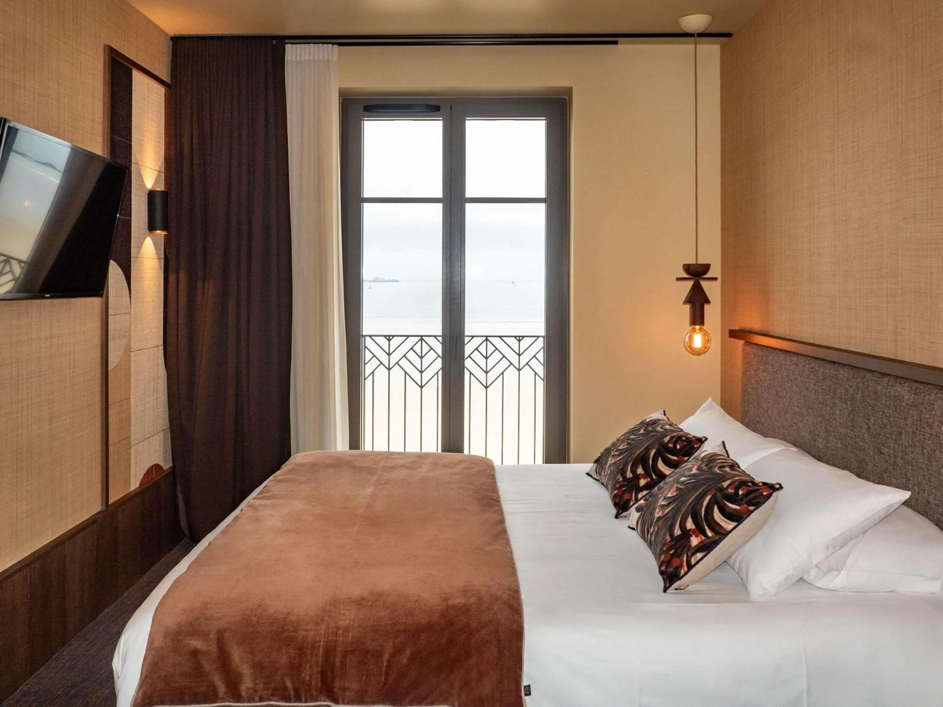 Bedroom, Bed in Mercure St Malo Front de Mer