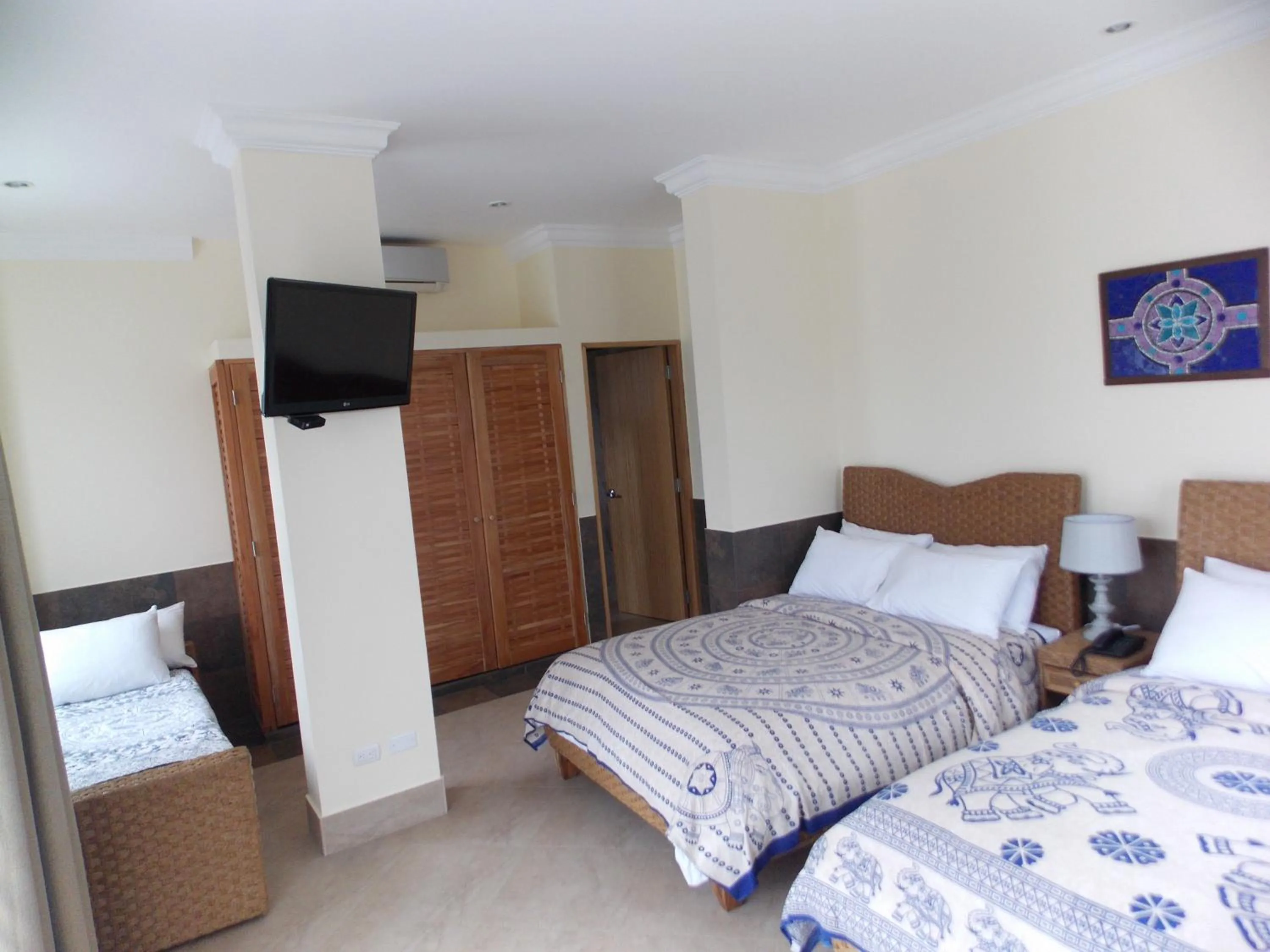 Photo of the whole room, Bed in Dharma Beach