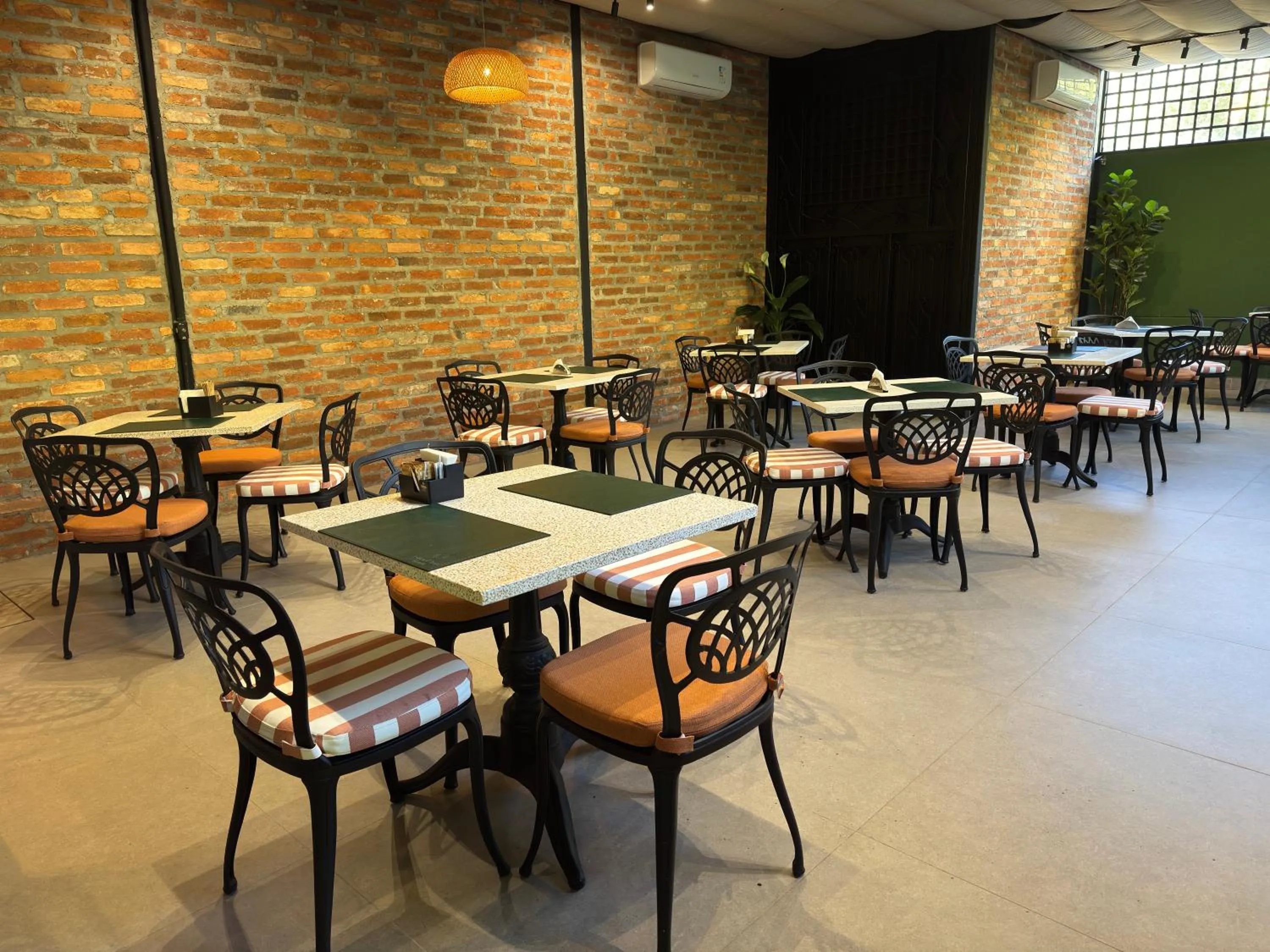 Restaurant/places to eat in Graal Inn Mairiporã