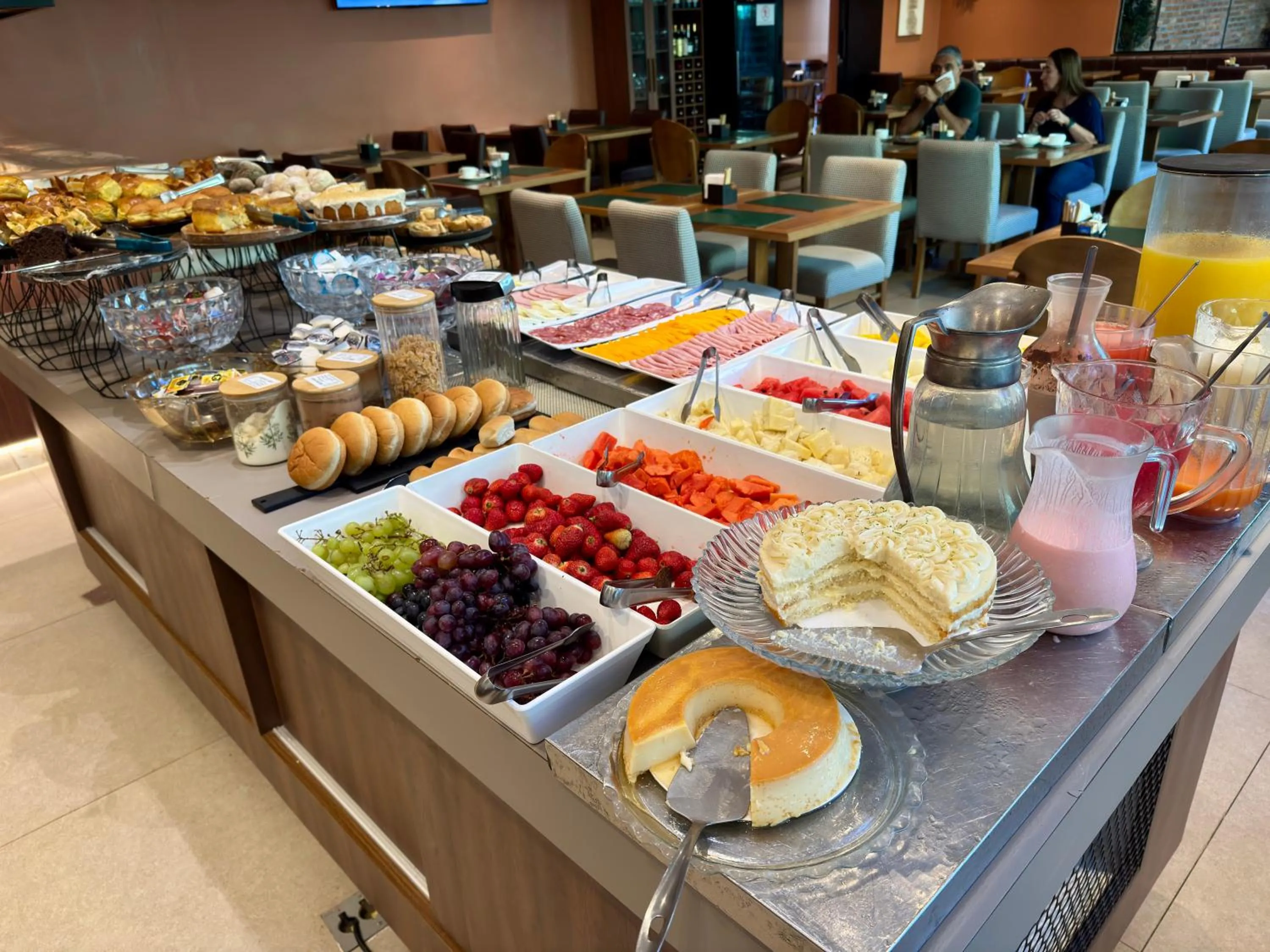 Food and drinks in Graal Inn Mairiporã