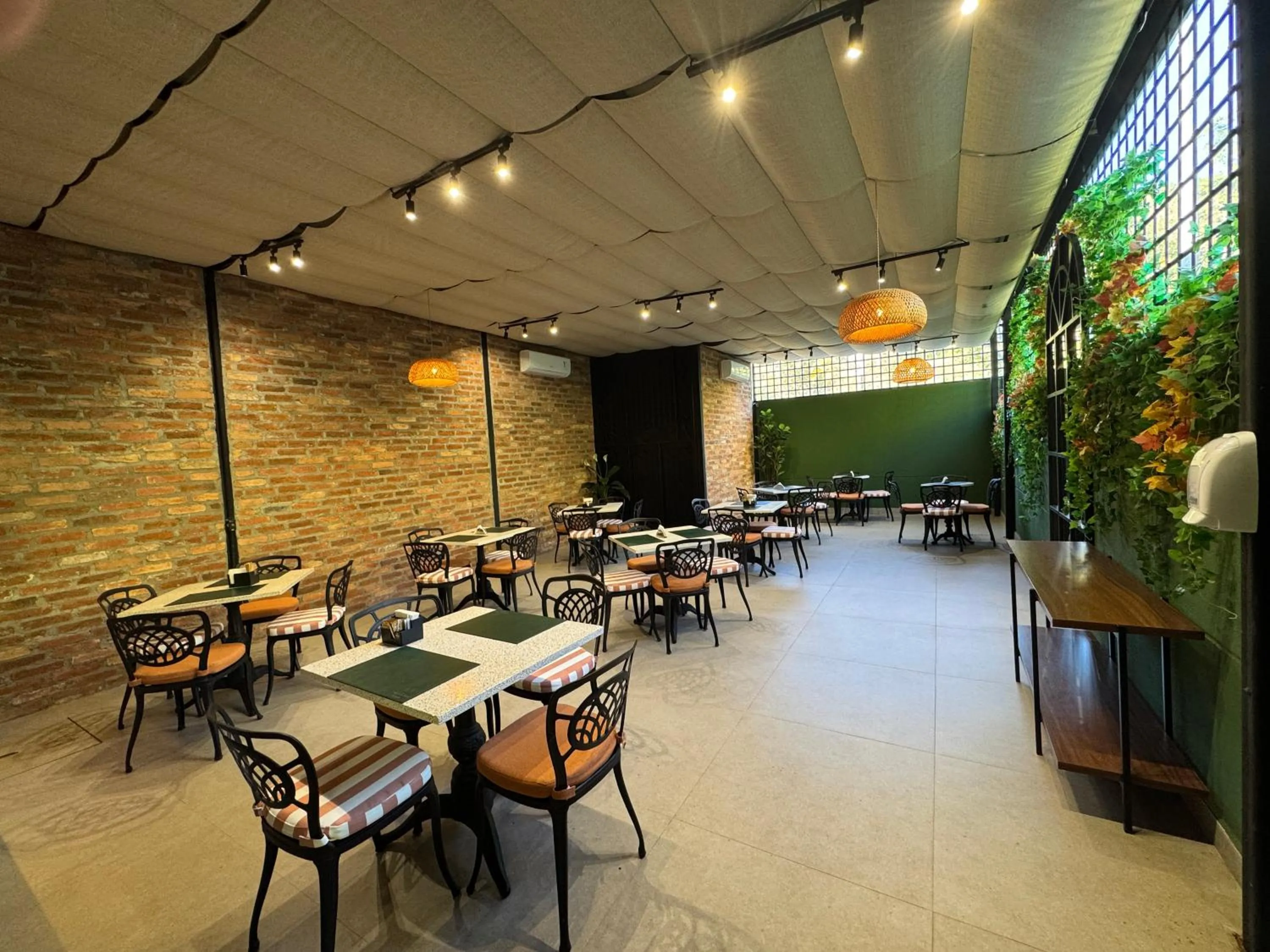 Restaurant/places to eat in Graal Inn Mairiporã