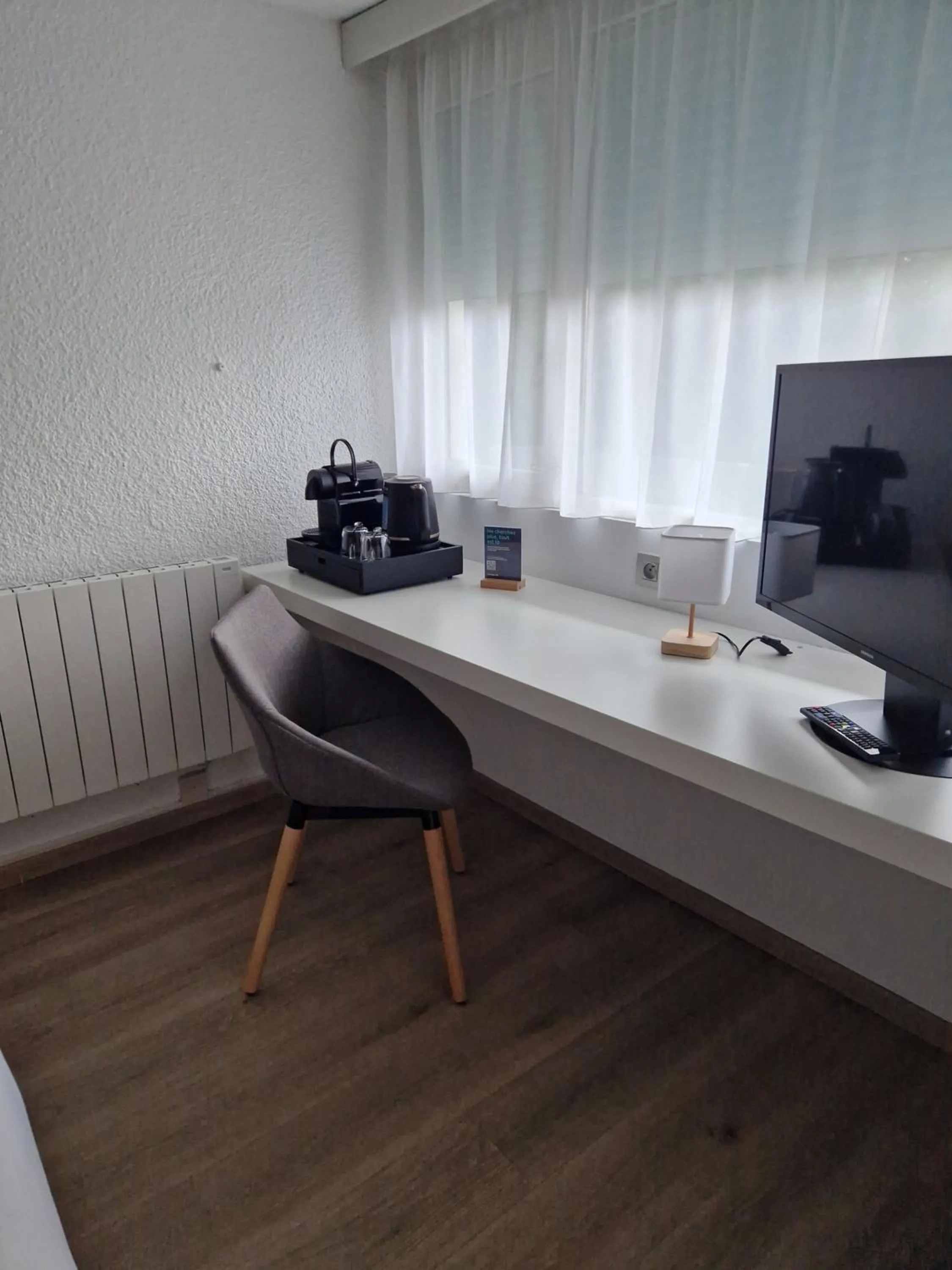 Photo of the whole room in Campanile Saint Quentin