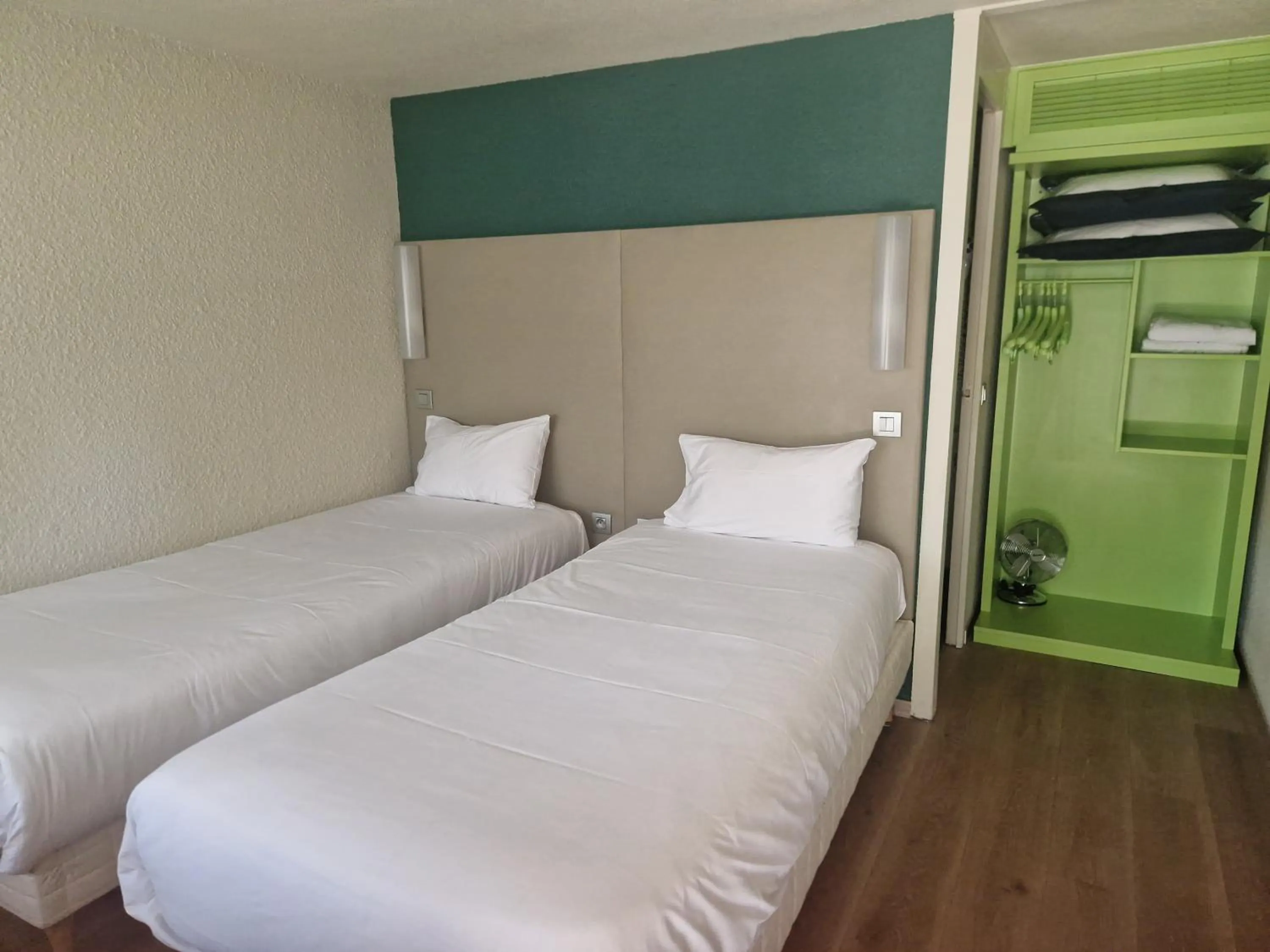 Bedroom, Bed in Campanile Saint Quentin