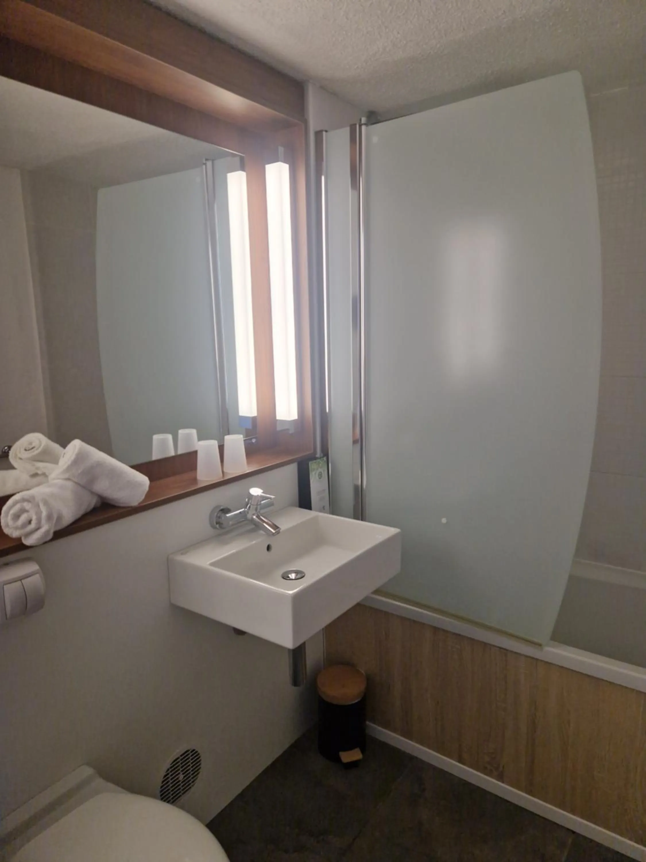 Bathroom in Campanile Saint Quentin